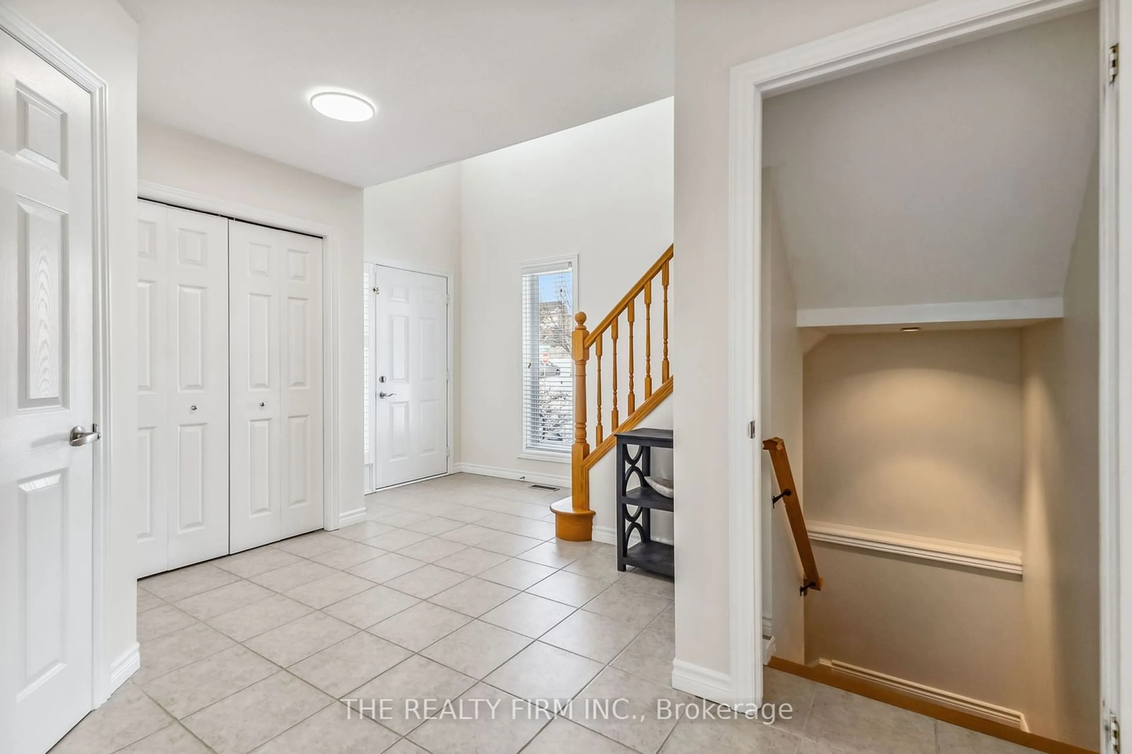 Indoor entryway for 1101 Bramblewood St, London Ontario N6K 4Y4