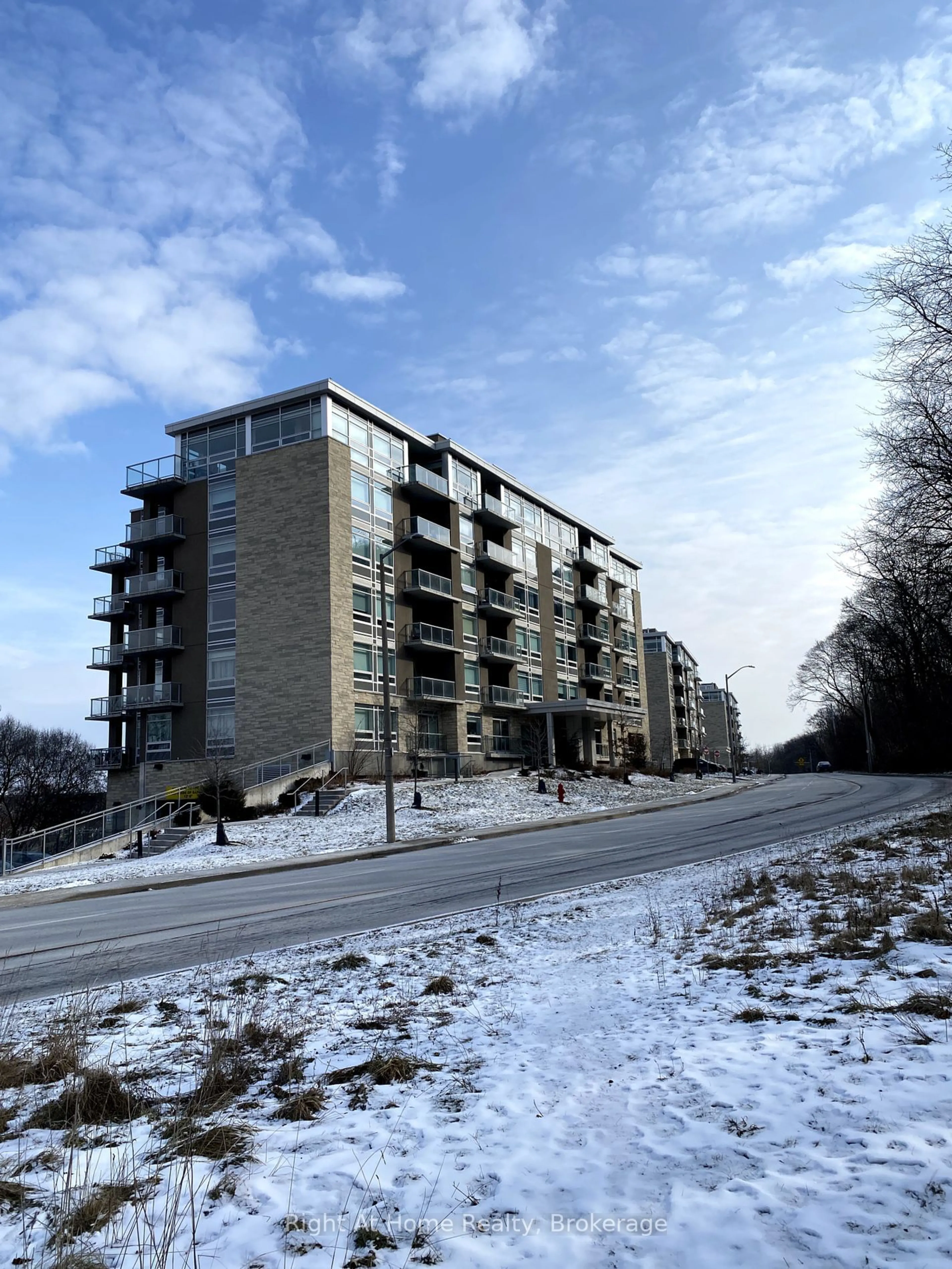 A pic from outside/outdoor area/front of a property/back of a property/a pic from drone, building for 455 CHARLTON Ave #606, Hamilton Ontario L8N 0B2