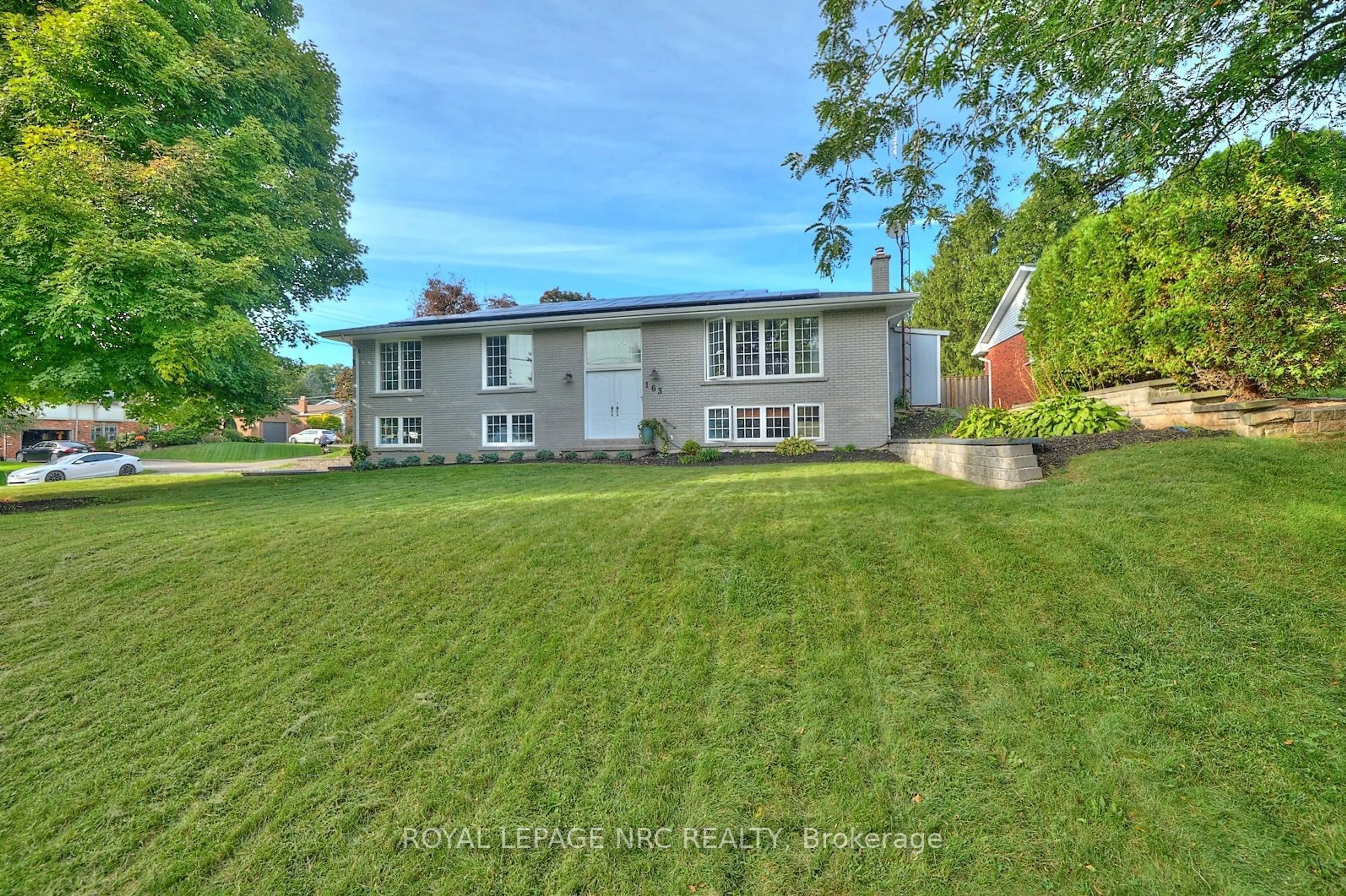 A pic from outside/outdoor area/front of a property/back of a property/a pic from drone, street for 163 Pancake Lane, Pelham Ontario L0S 1E0