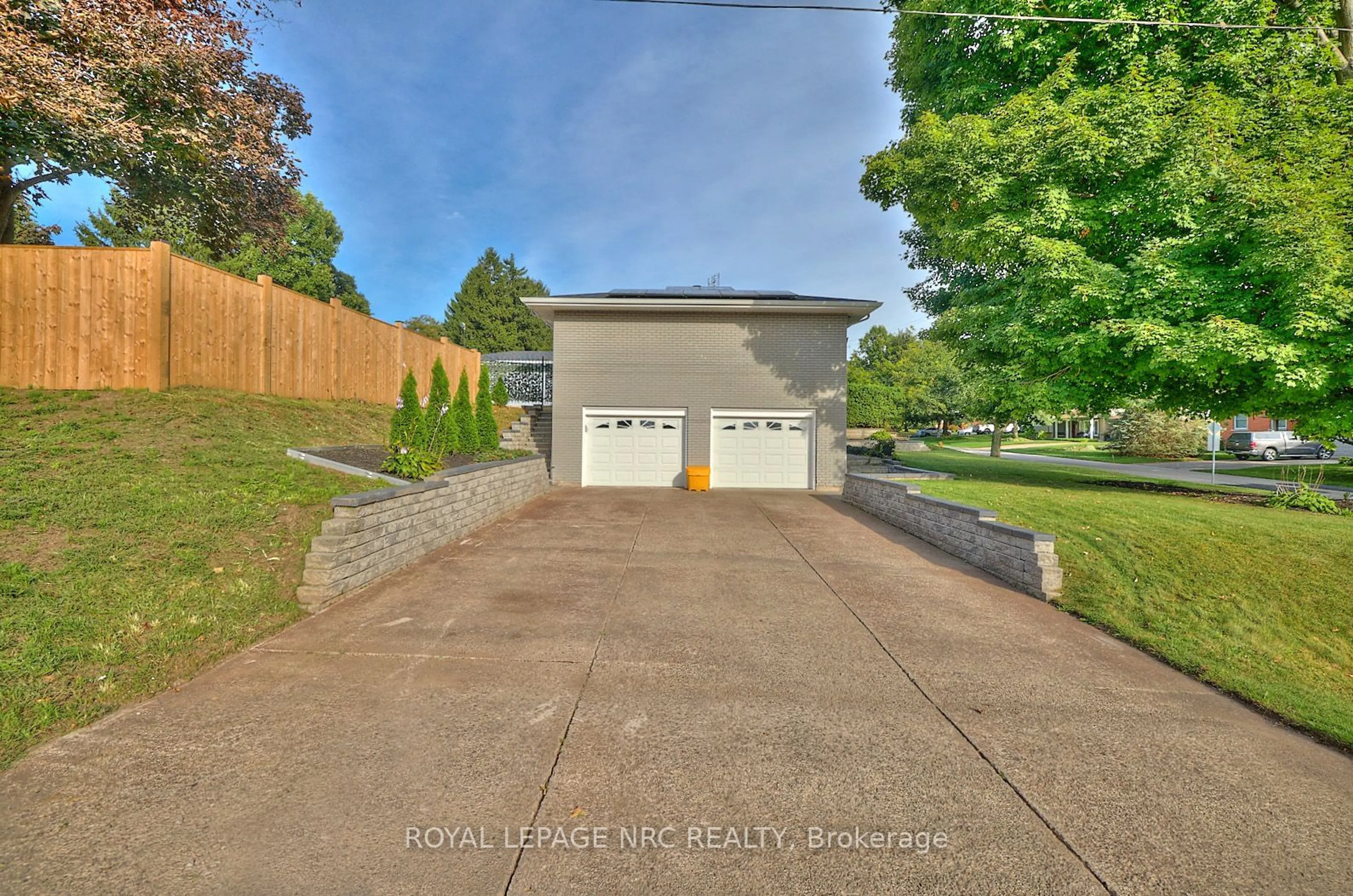 A pic from outside/outdoor area/front of a property/back of a property/a pic from drone, street for 163 Pancake Lane, Pelham Ontario L0S 1E0