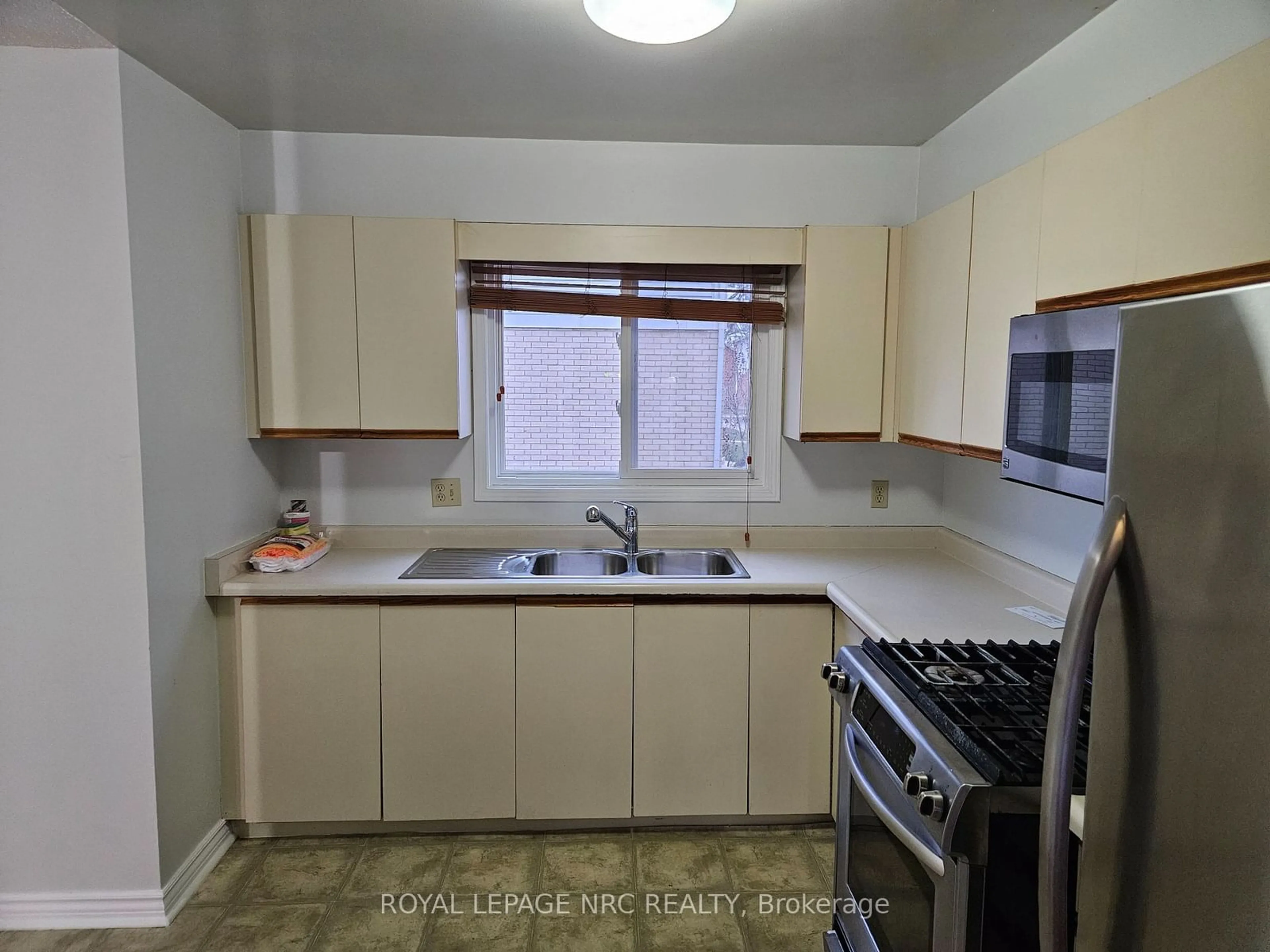 Standard kitchen, unknown for 65 Dorchester Blvd #44, St. Catharines Ontario L2M 7T7