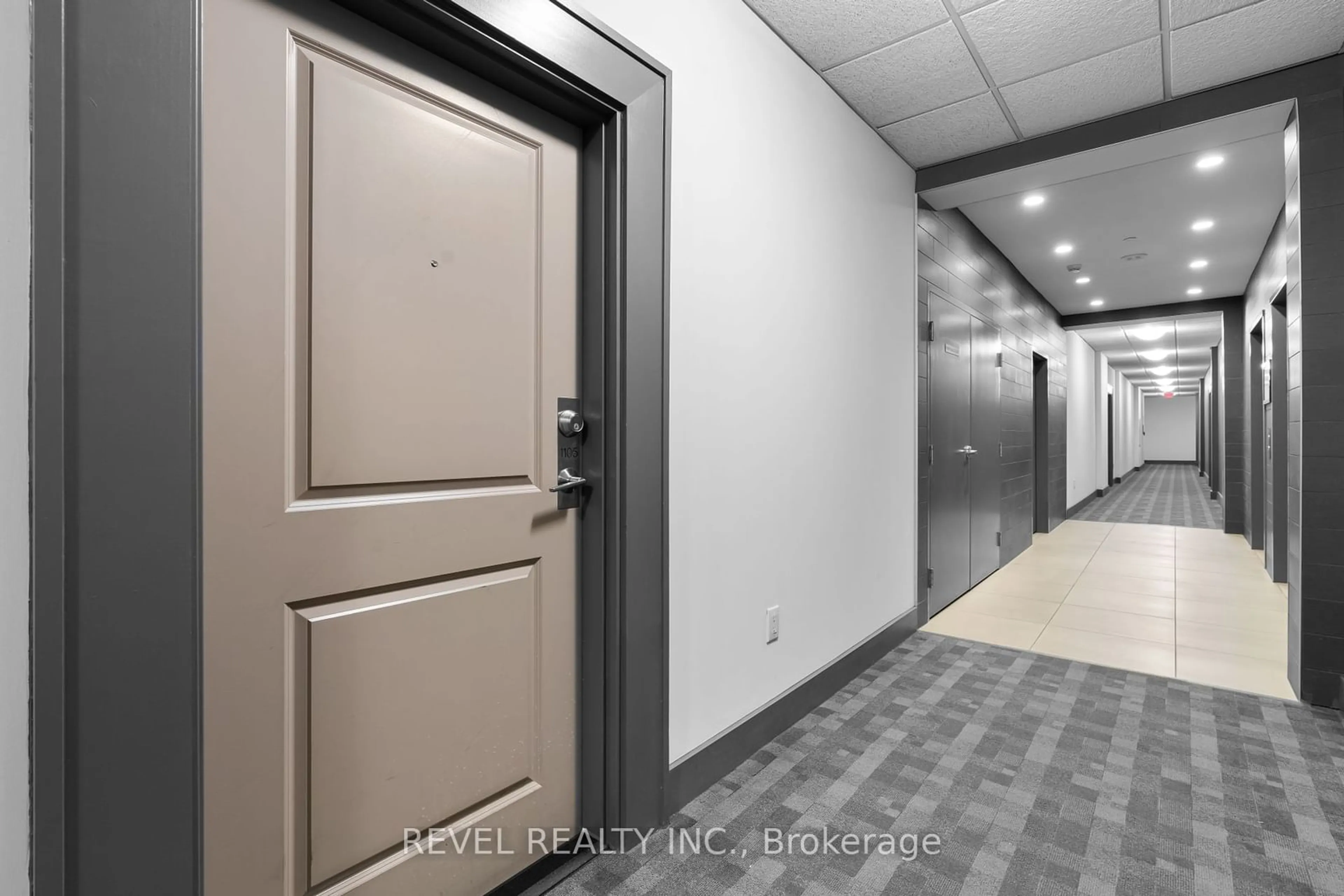 Indoor foyer for 240 Village Walk Blvd #1105, London Ontario N6G 0P6