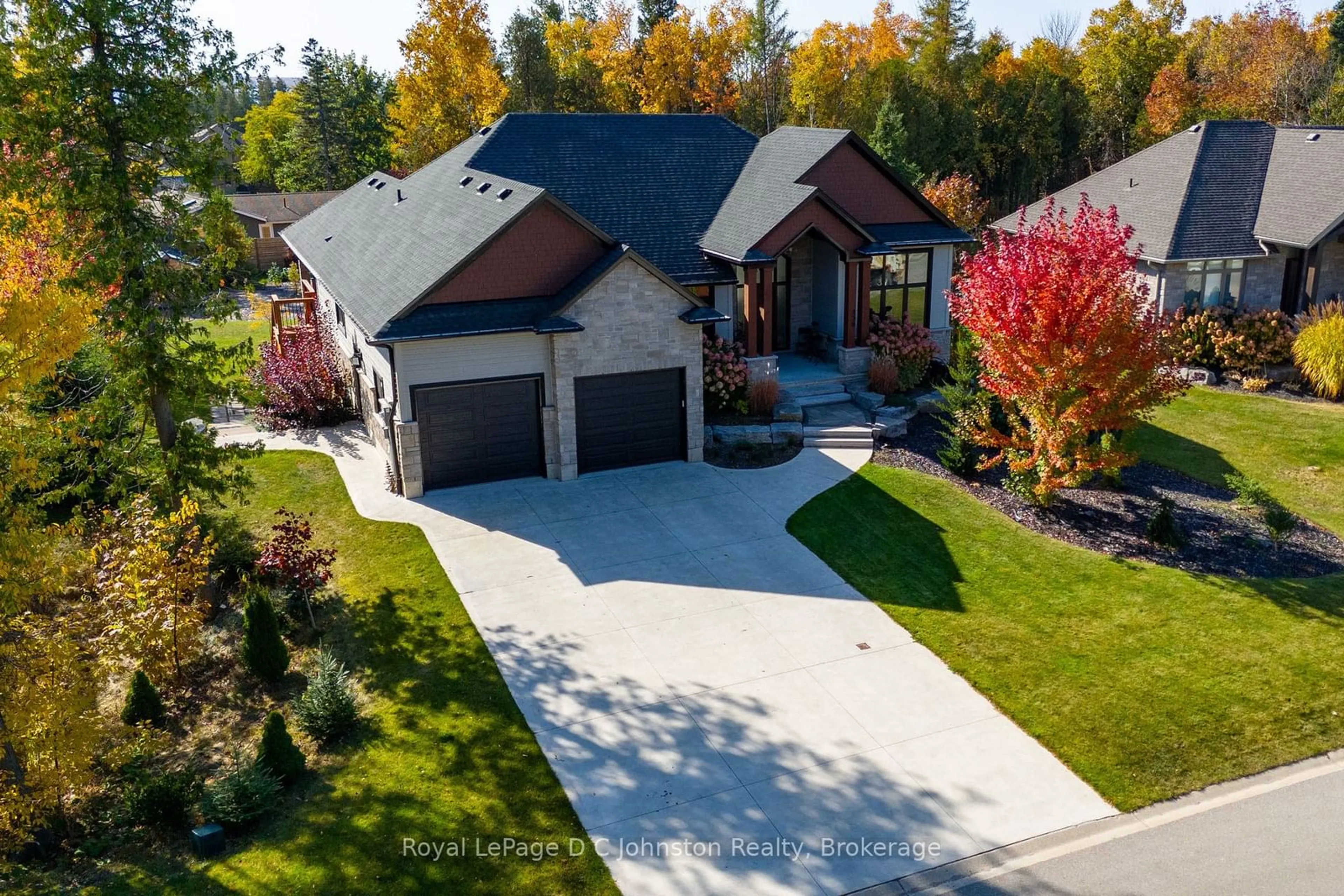 A pic from outside/outdoor area/front of a property/back of a property/a pic from drone, street for 136 Trillium Dr, Saugeen Shores Ontario N0H 2C2