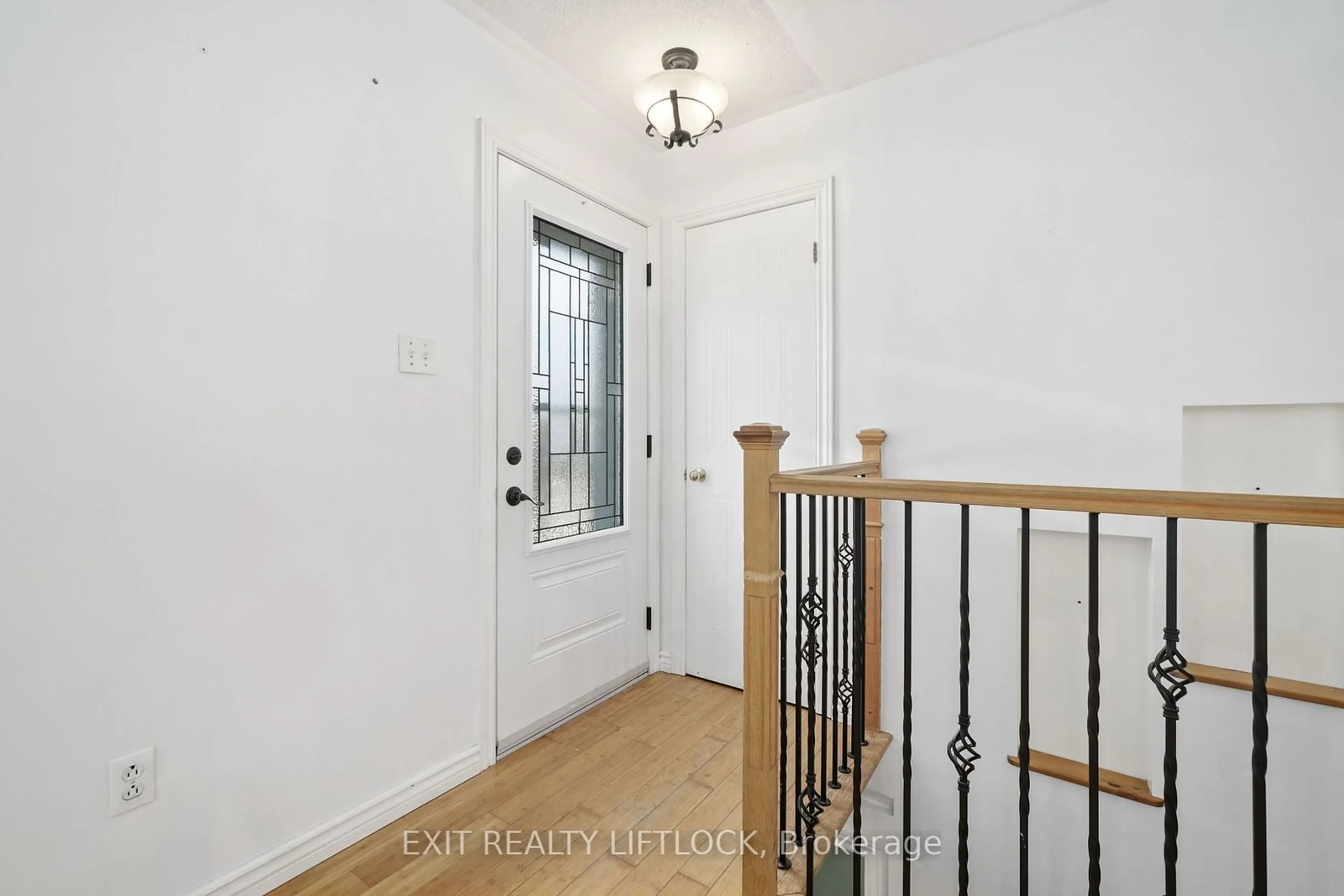 Indoor entryway for 156 Towerhill Rd, Peterborough Ontario K9H 7M8