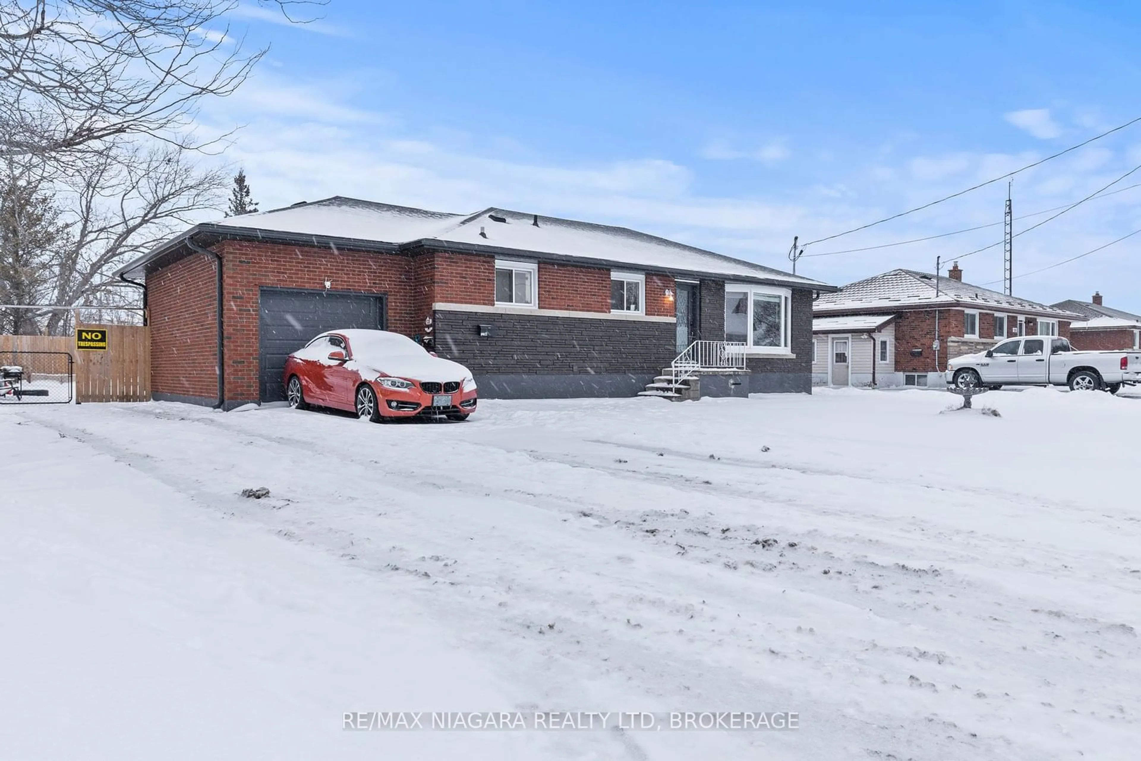 A pic from outside/outdoor area/front of a property/back of a property/a pic from drone, street for 120 Marigold St, Welland Ontario L3C 5J9