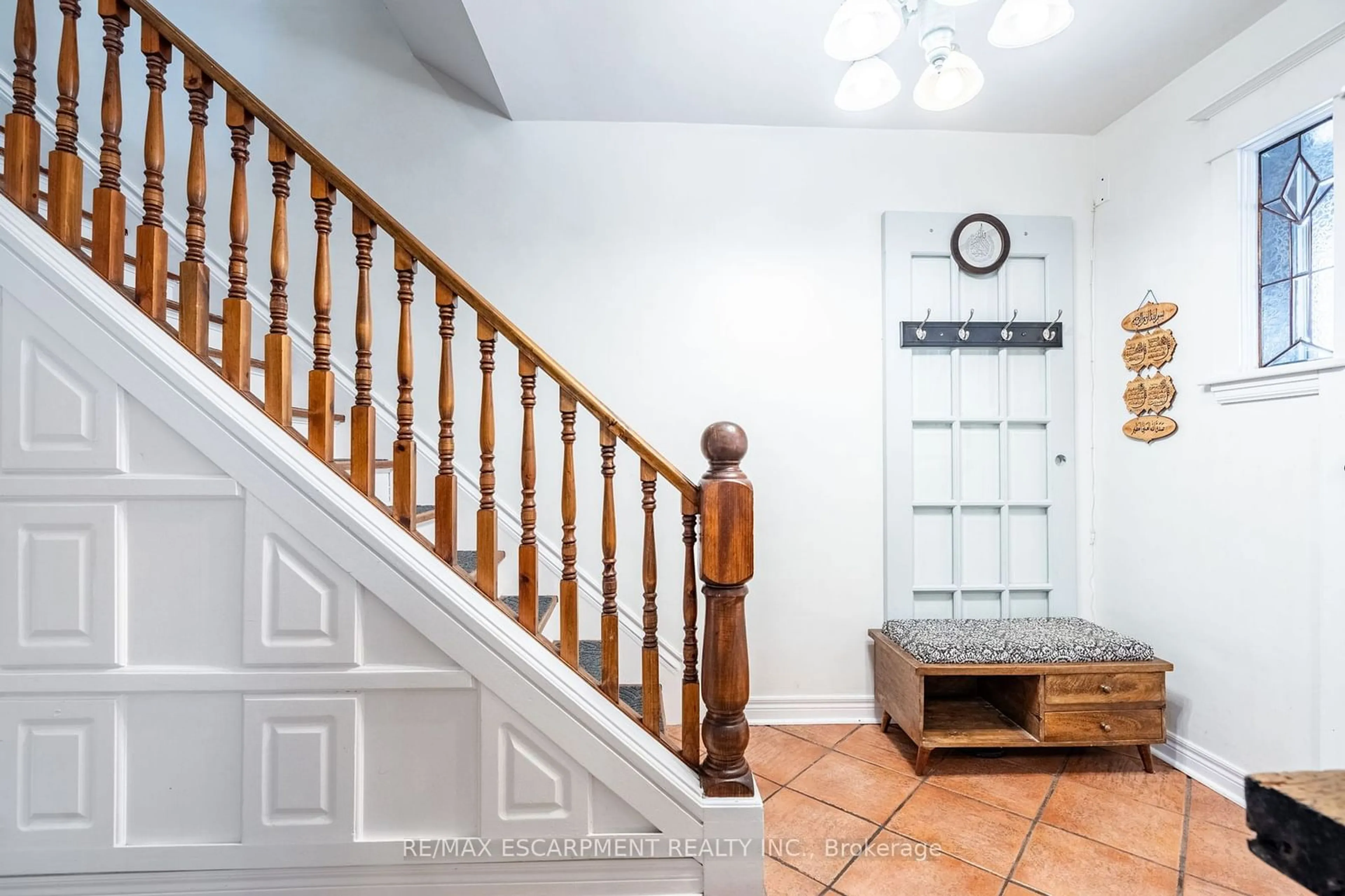 Indoor foyer for 164 Edgemont St, Hamilton Ontario L8K 2H9