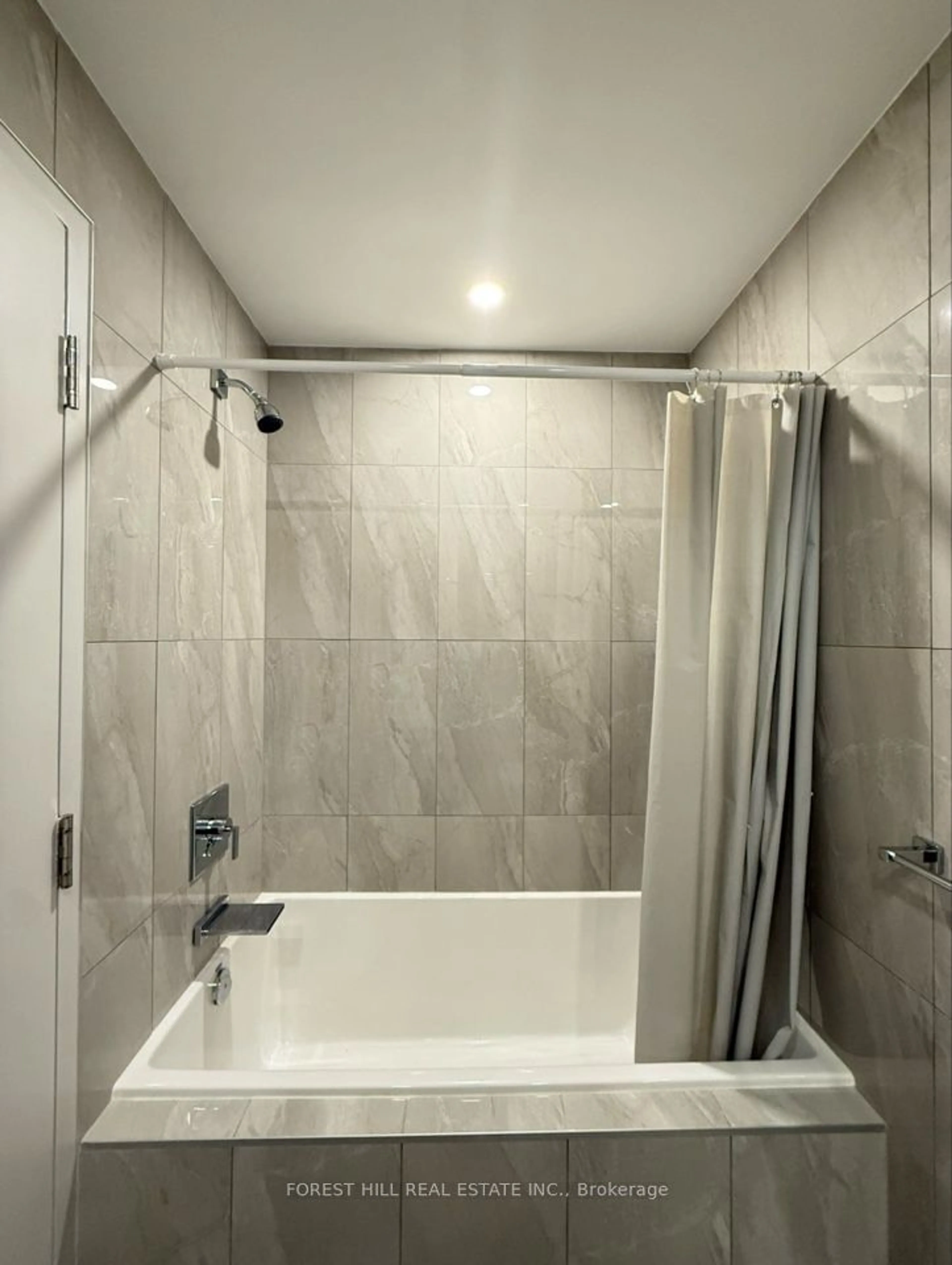 Standard bathroom, ceramic/tile floor for 101 Queen St #910, Ottawa Centre Ontario K1P 0B7