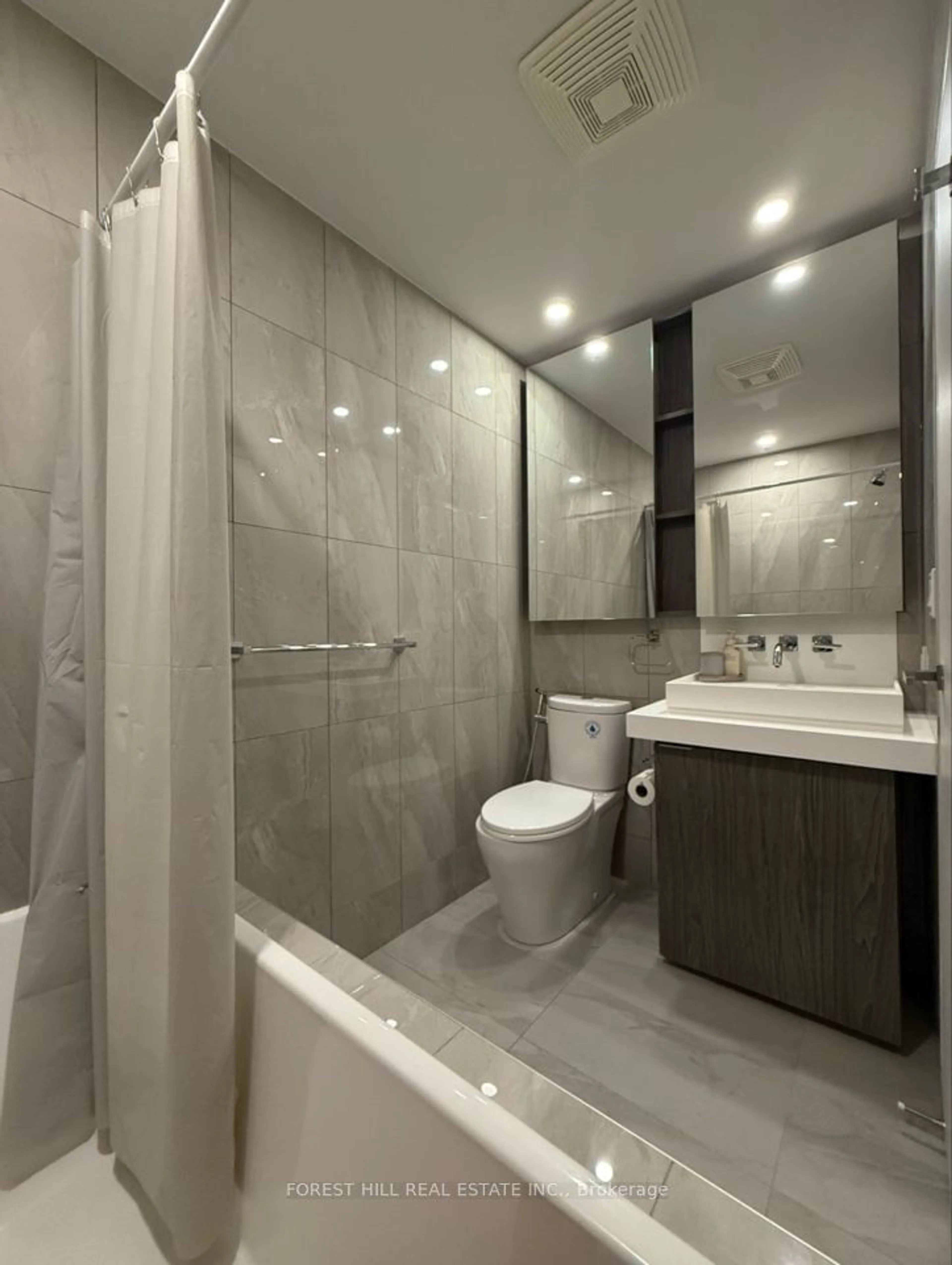 Standard bathroom, ceramic/tile floor for 101 Queen St #910, Ottawa Centre Ontario K1P 0B7