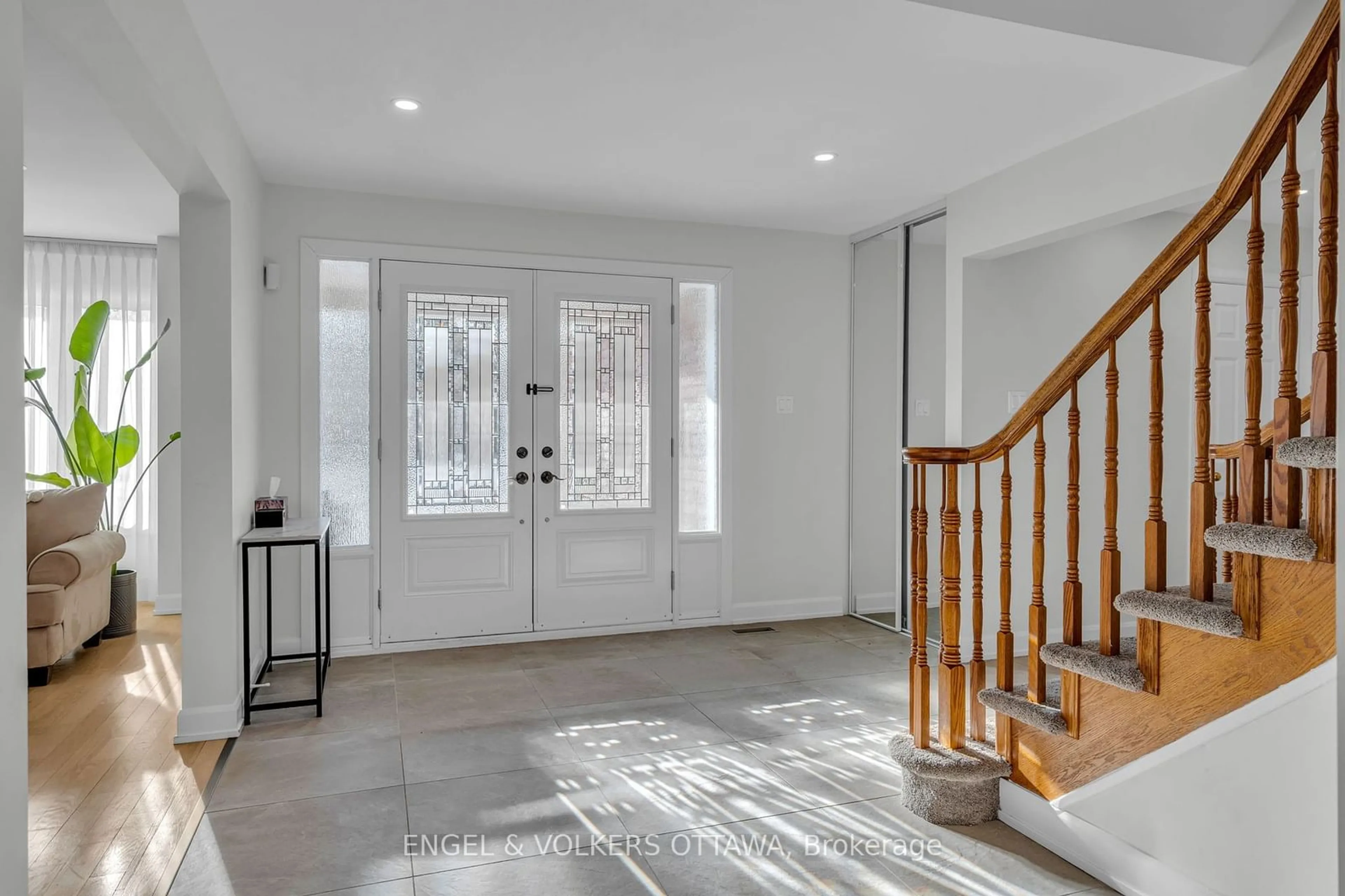 Indoor entryway for 68 Fardon Way, Hunt Club - South Keys and Area Ontario K1G 4N7