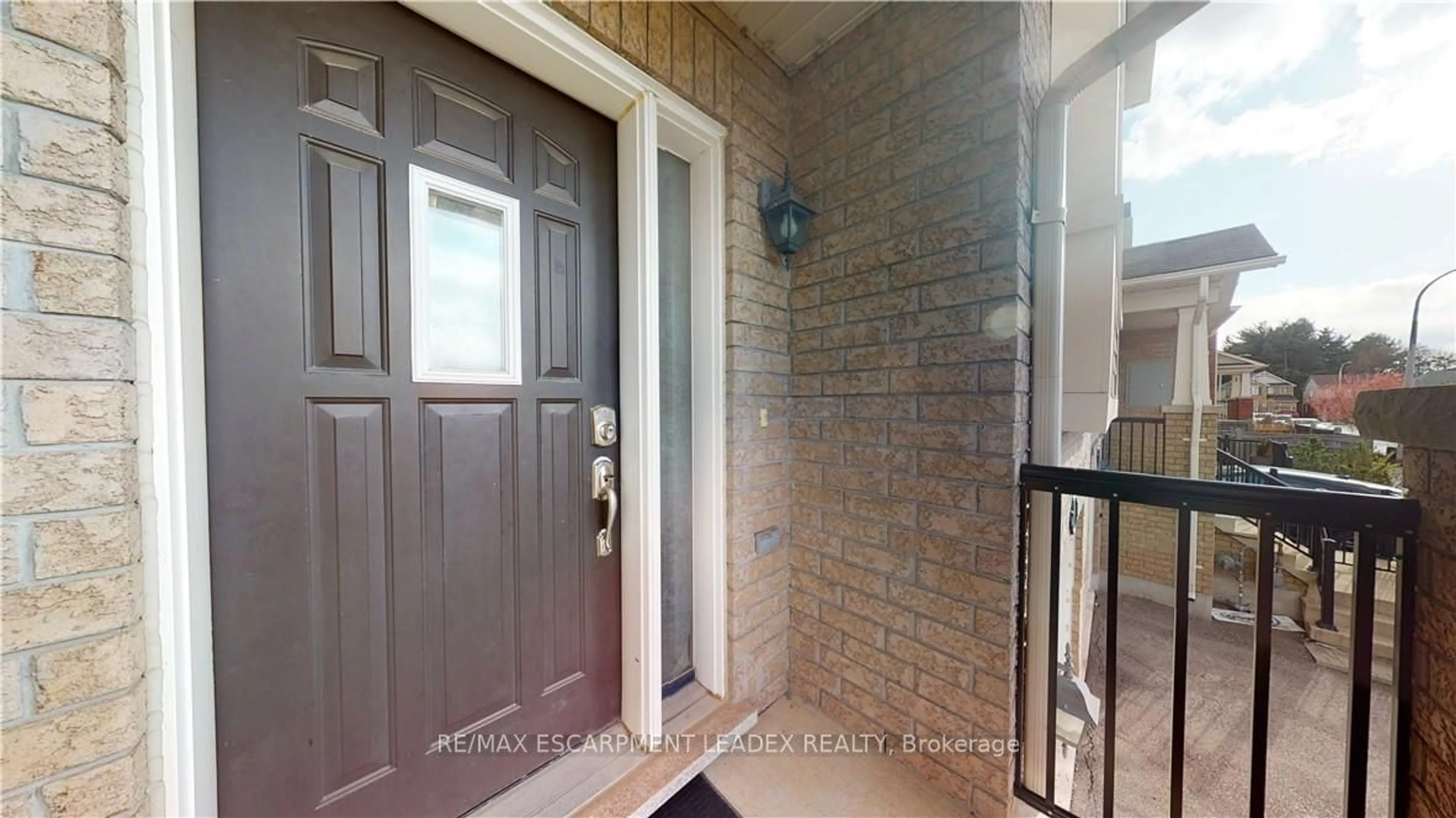 Indoor entryway for 23 EMICK Dr, Hamilton Ontario L9K 1L8