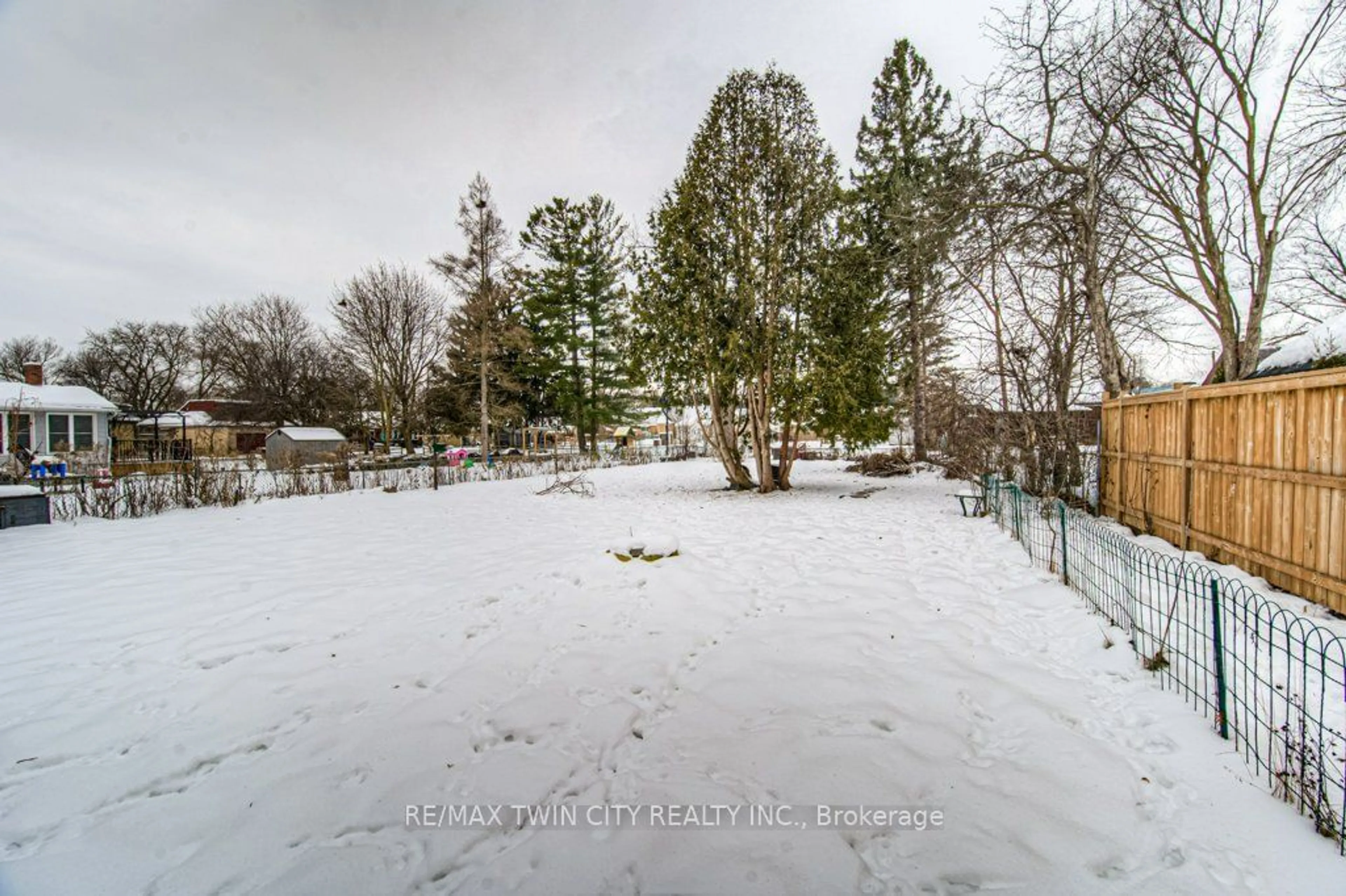 A pic from outside/outdoor area/front of a property/back of a property/a pic from drone, unknown for 255 Bedford Rd, Kitchener Ontario N2G 3A7