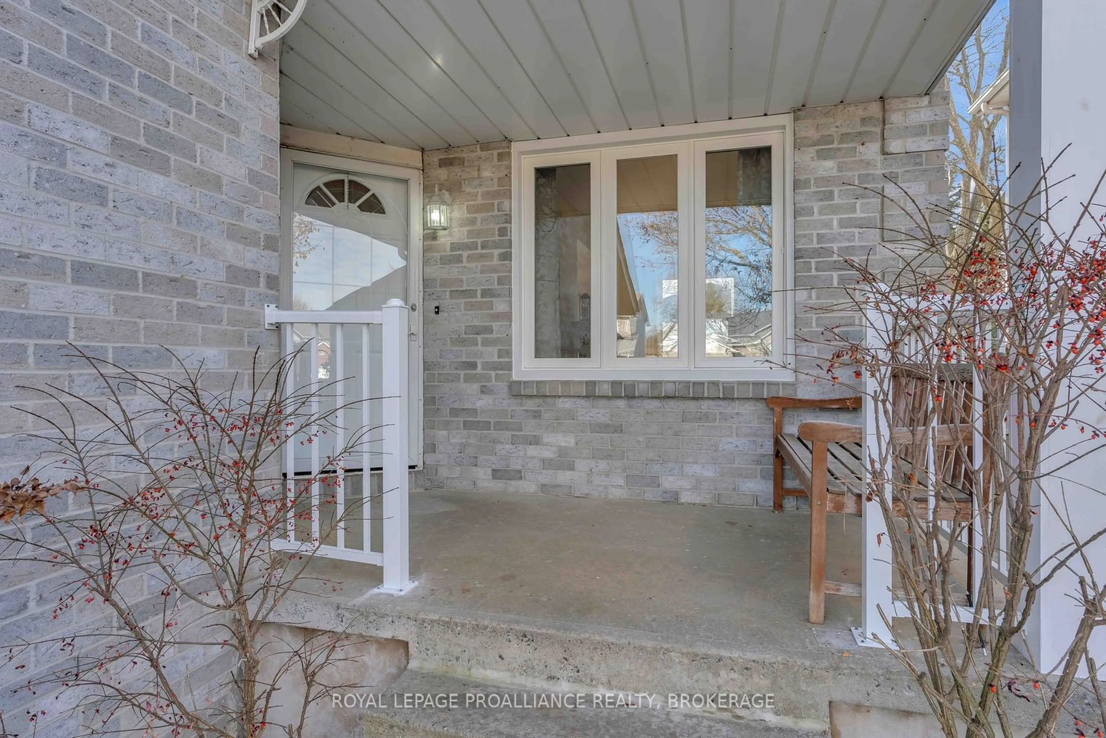 Indoor entryway for 1001 Lombardy St, Kingston Ontario K7M 8M7