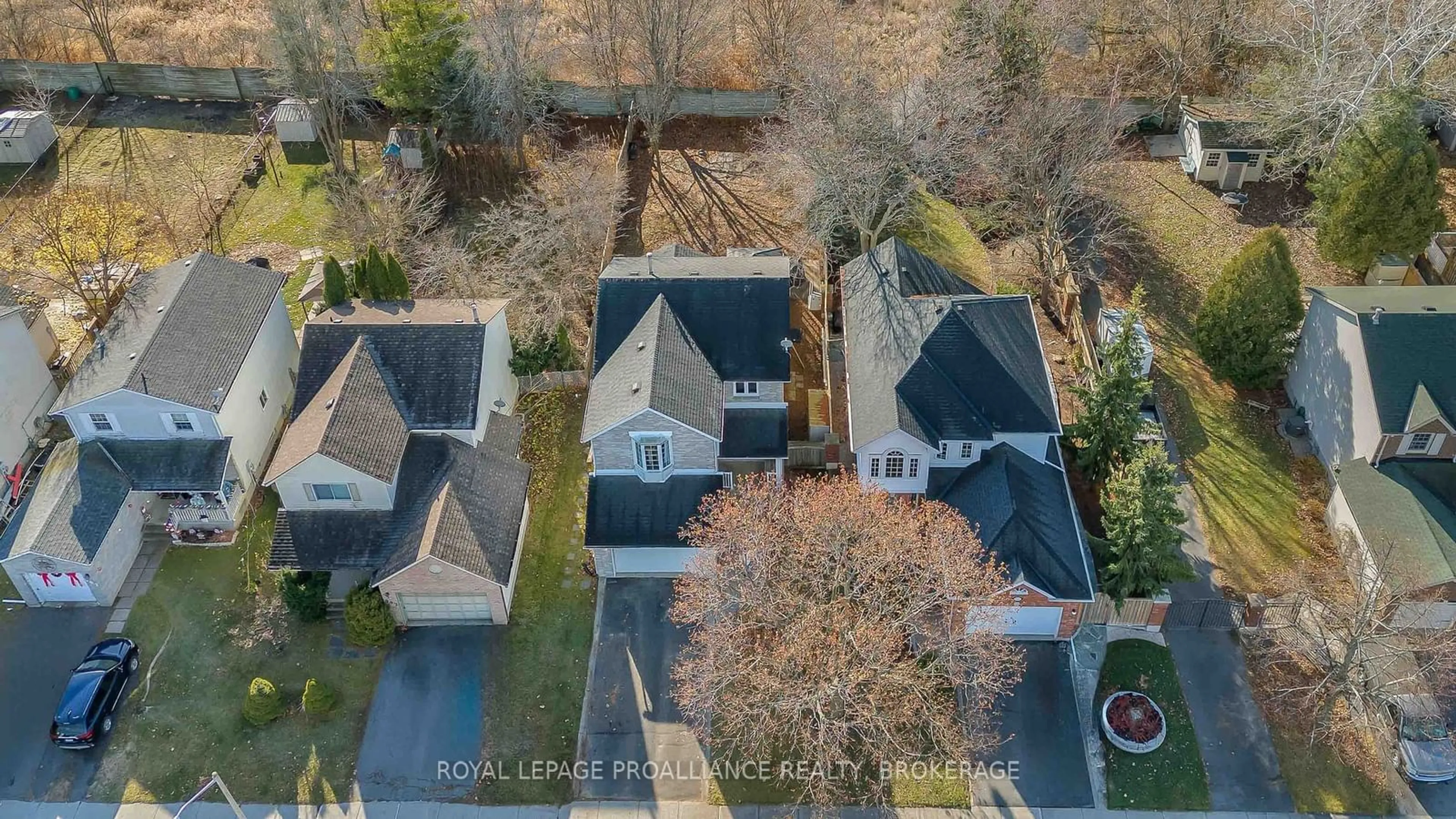 A pic from outside/outdoor area/front of a property/back of a property/a pic from drone, city buildings view from balcony for 1001 Lombardy St, Kingston Ontario K7M 8M7