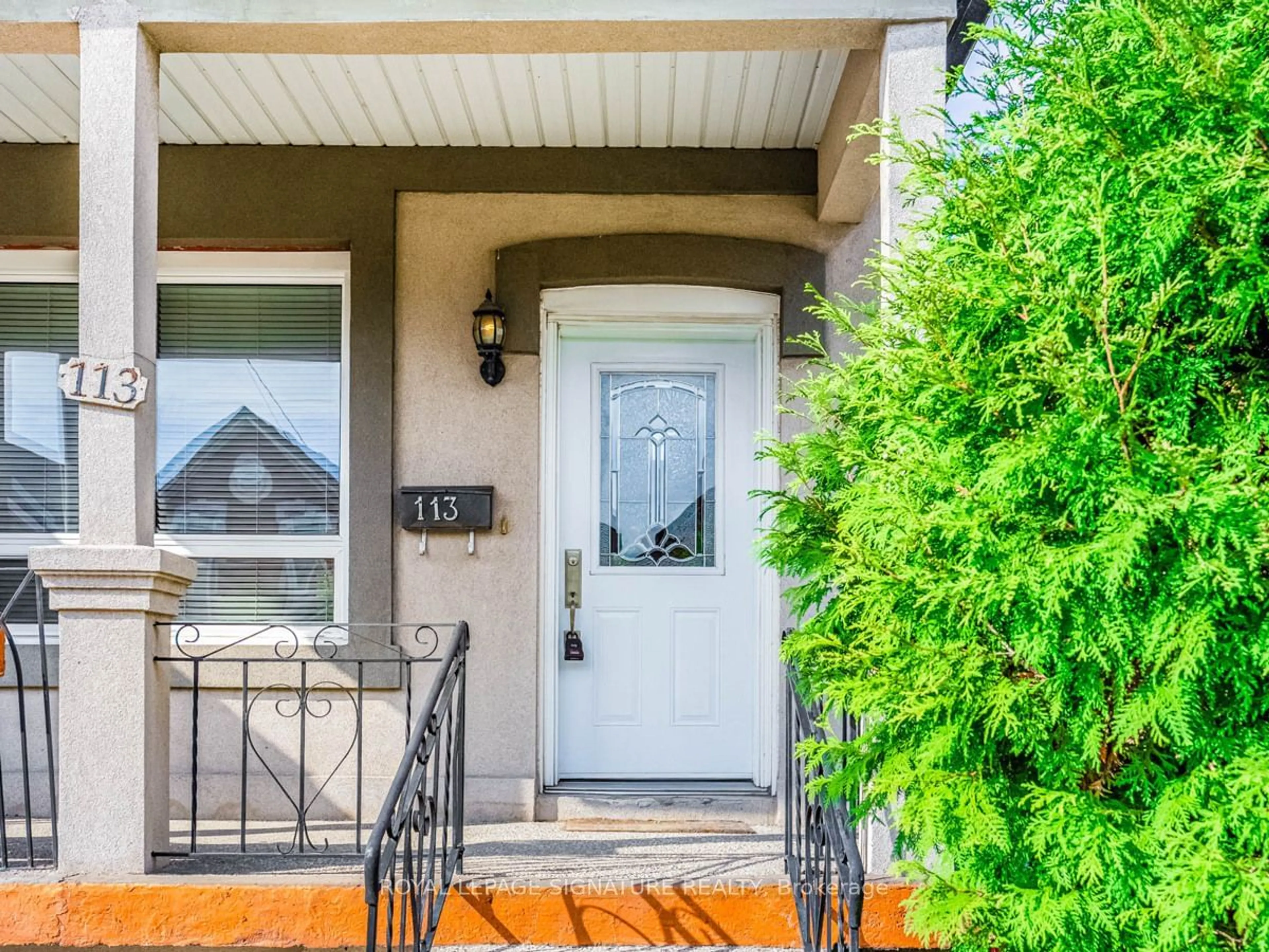 Indoor entryway for 113 Tisdale St, Hamilton Ontario L8L 5M5