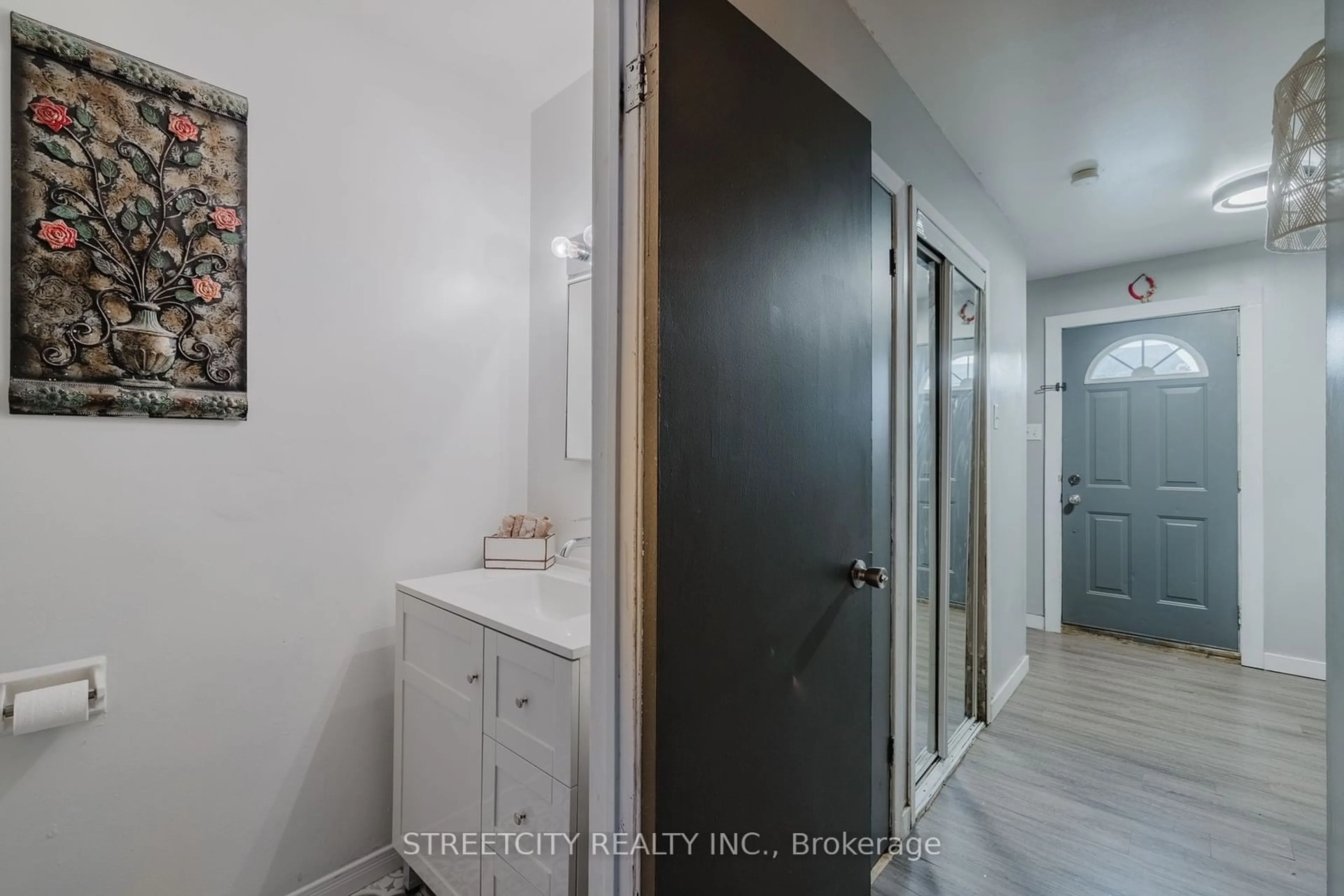 Indoor entryway for 1058 Southdale Rd, London Ontario N6E 1B2