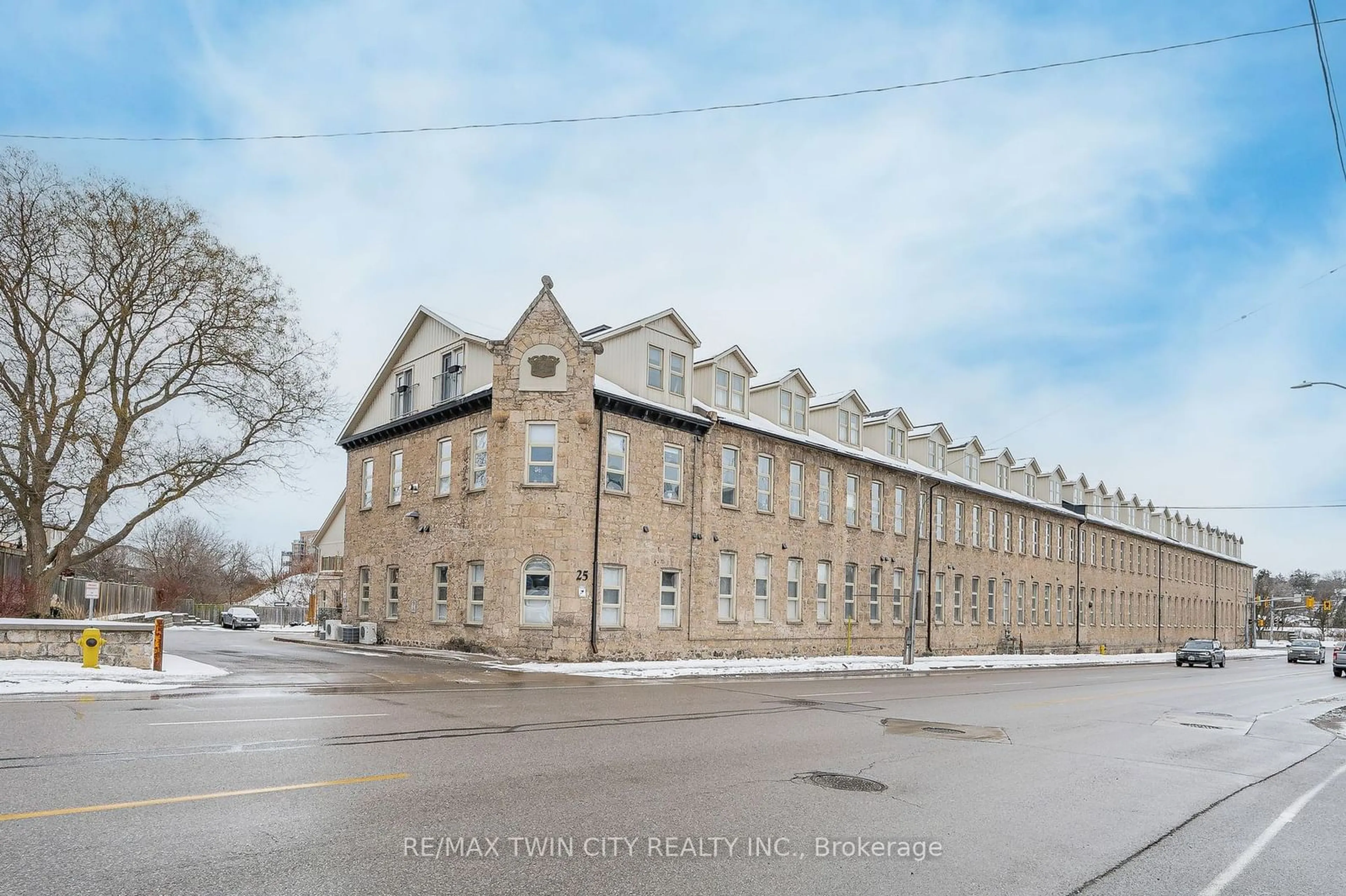 A pic from outside/outdoor area/front of a property/back of a property/a pic from drone, building for 25 Concession St #114, Cambridge Ontario N1R 2G6