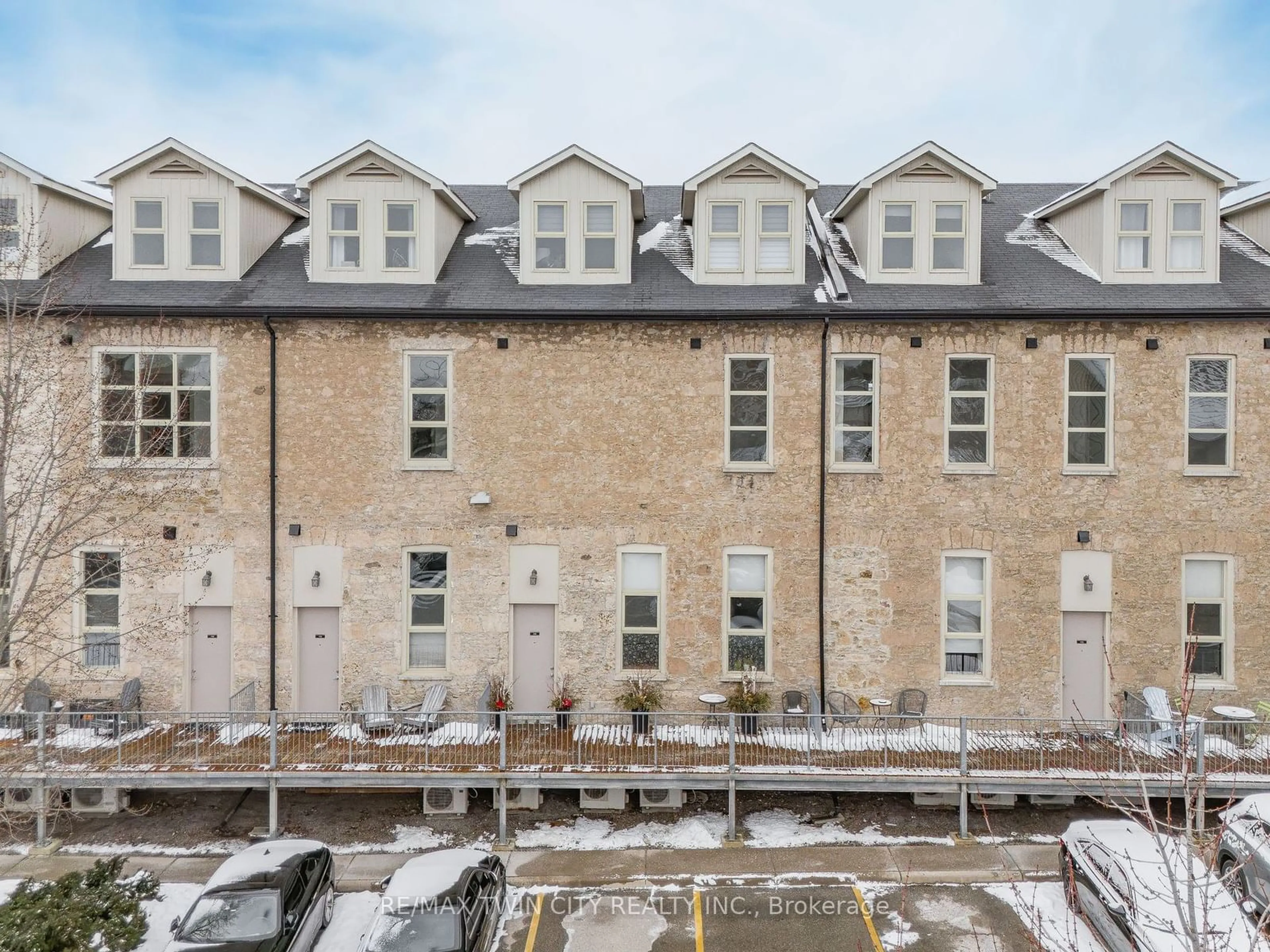 A pic from outside/outdoor area/front of a property/back of a property/a pic from drone, building for 25 Concession St #114, Cambridge Ontario N1R 2G6