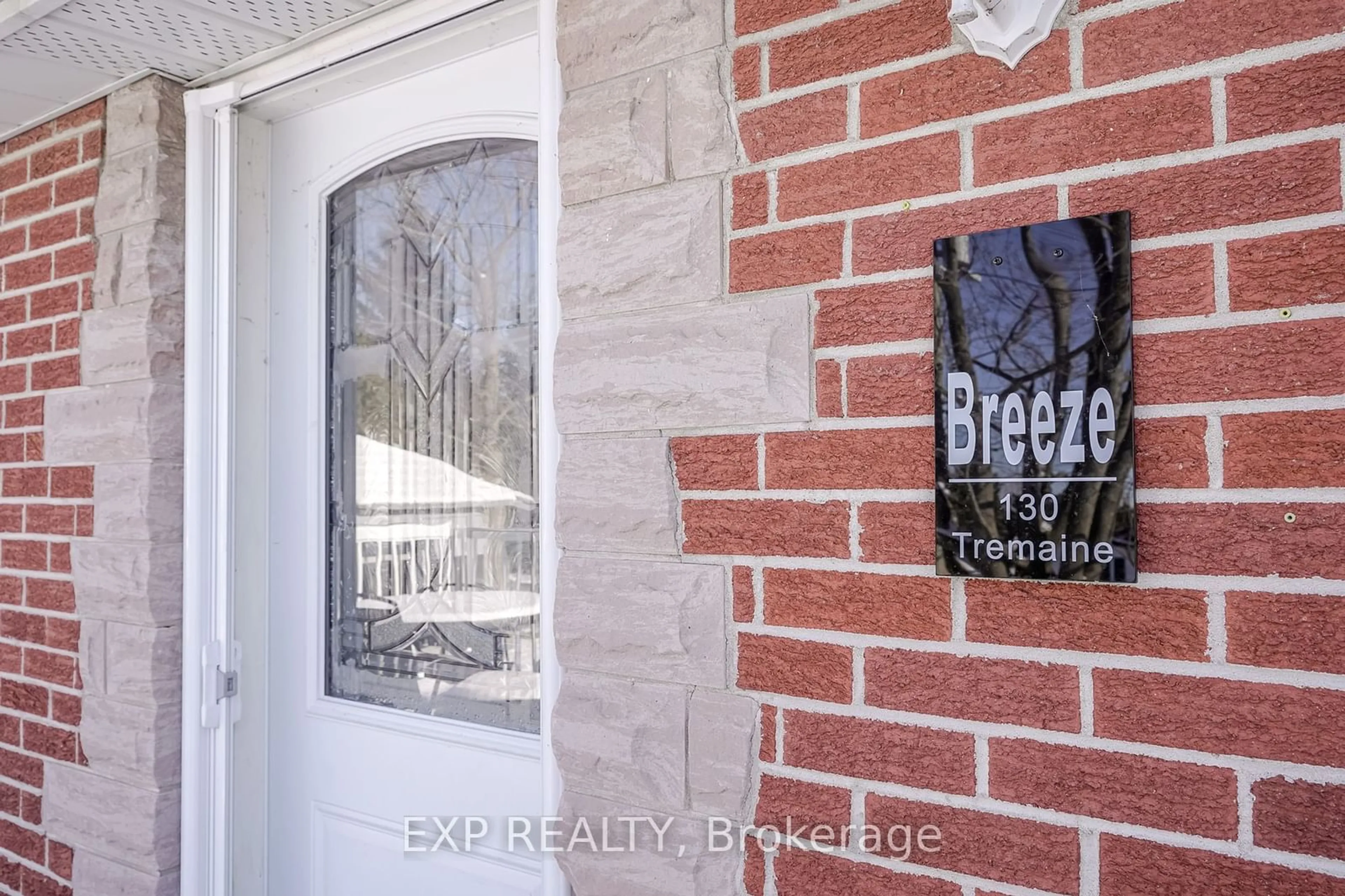 Indoor entryway for 130 Tremaine St, Cobourg Ontario K9A 2Z3