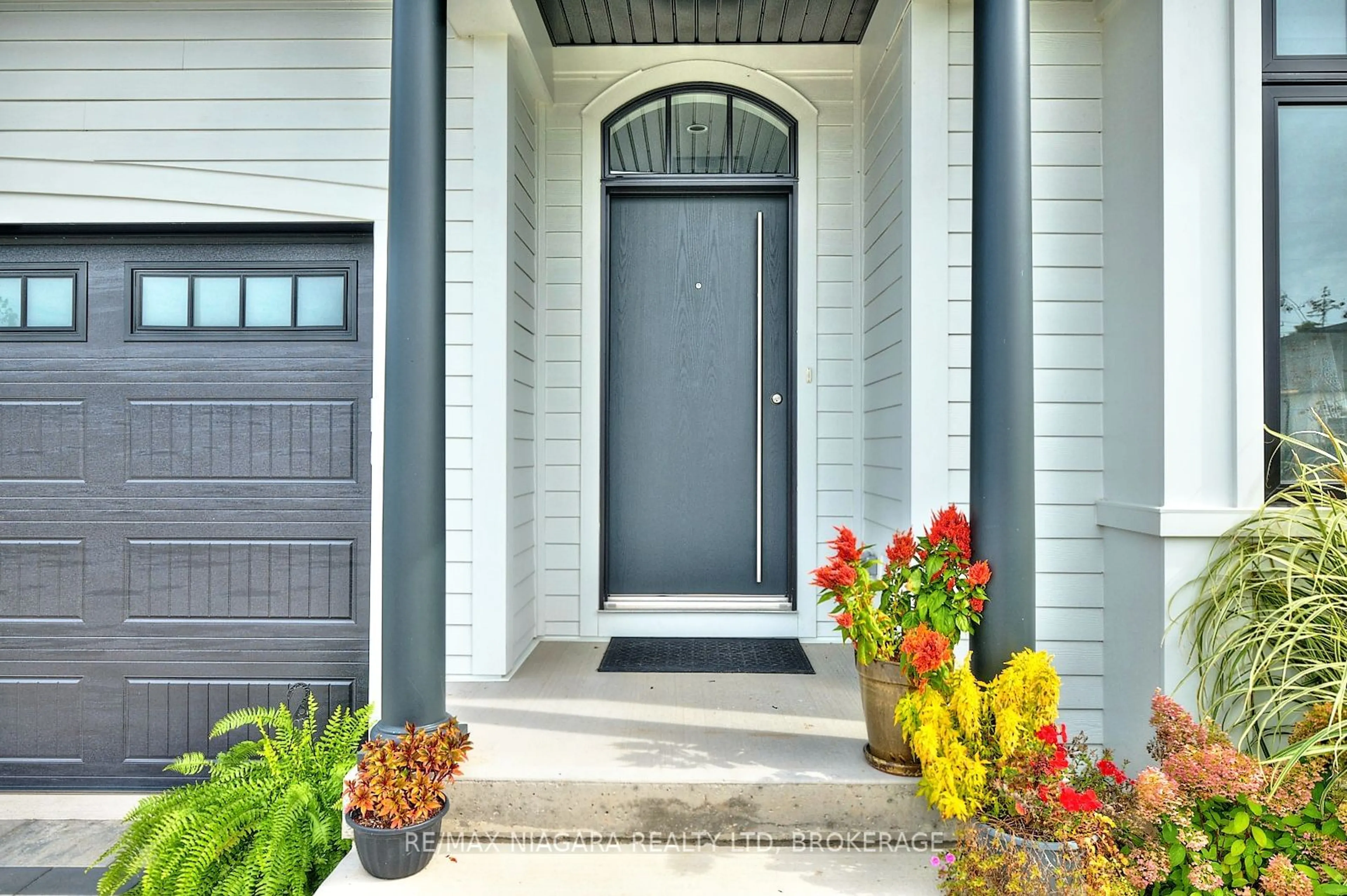 Indoor entryway for 26 Sunrise Crt, Fort Erie Ontario L0S 1N0