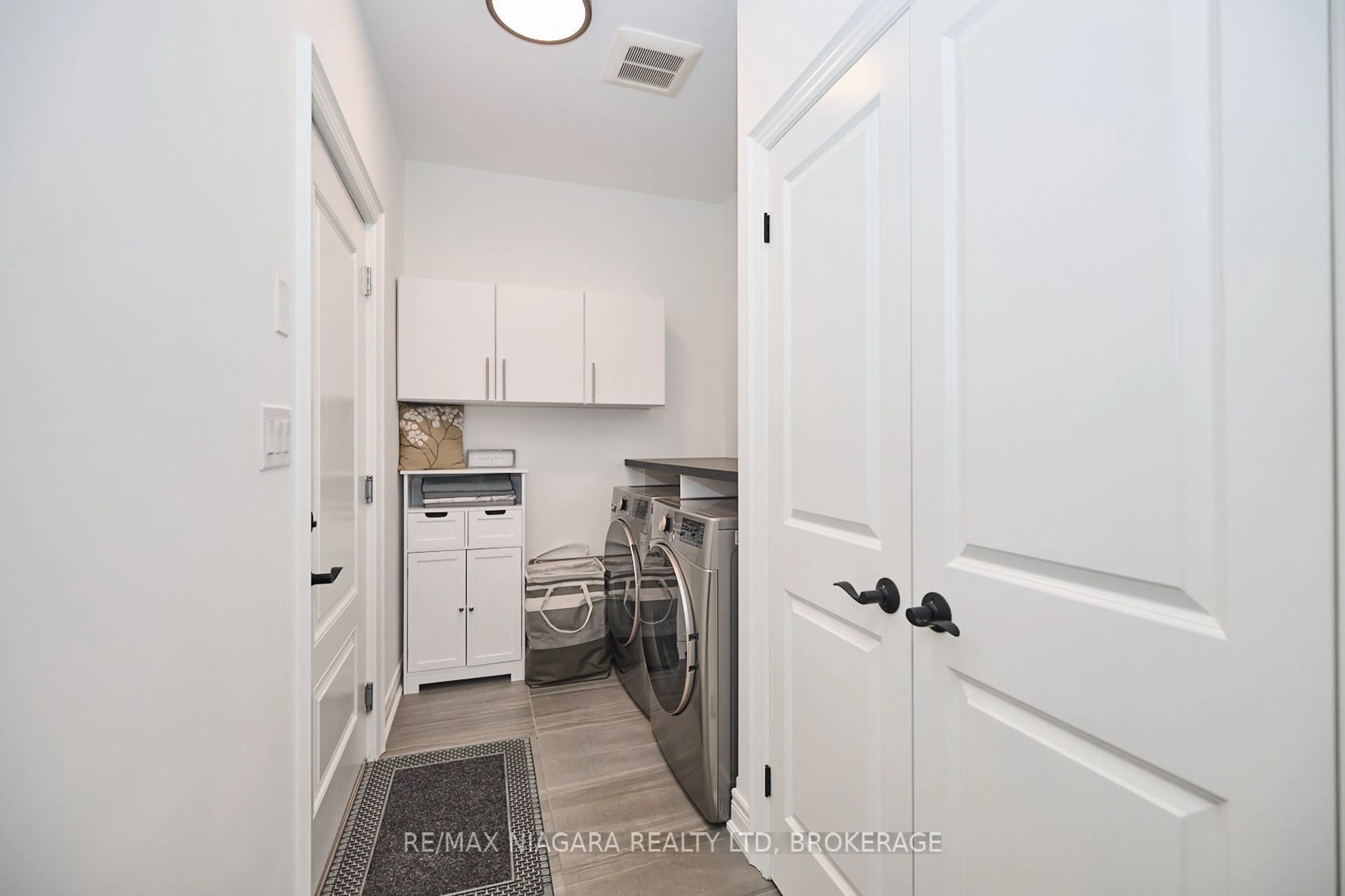 Laundry room for 26 Sunrise Crt, Fort Erie Ontario L0S 1N0