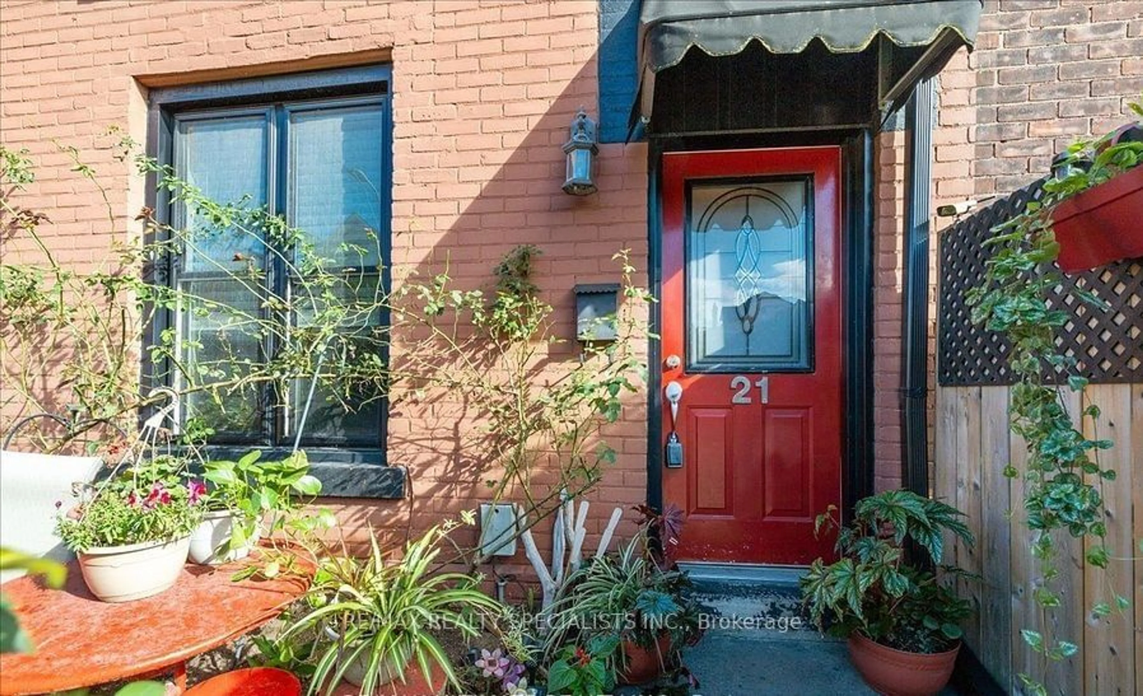 Indoor entryway for 21 Severn St, Hamilton Ontario L8R 2L5