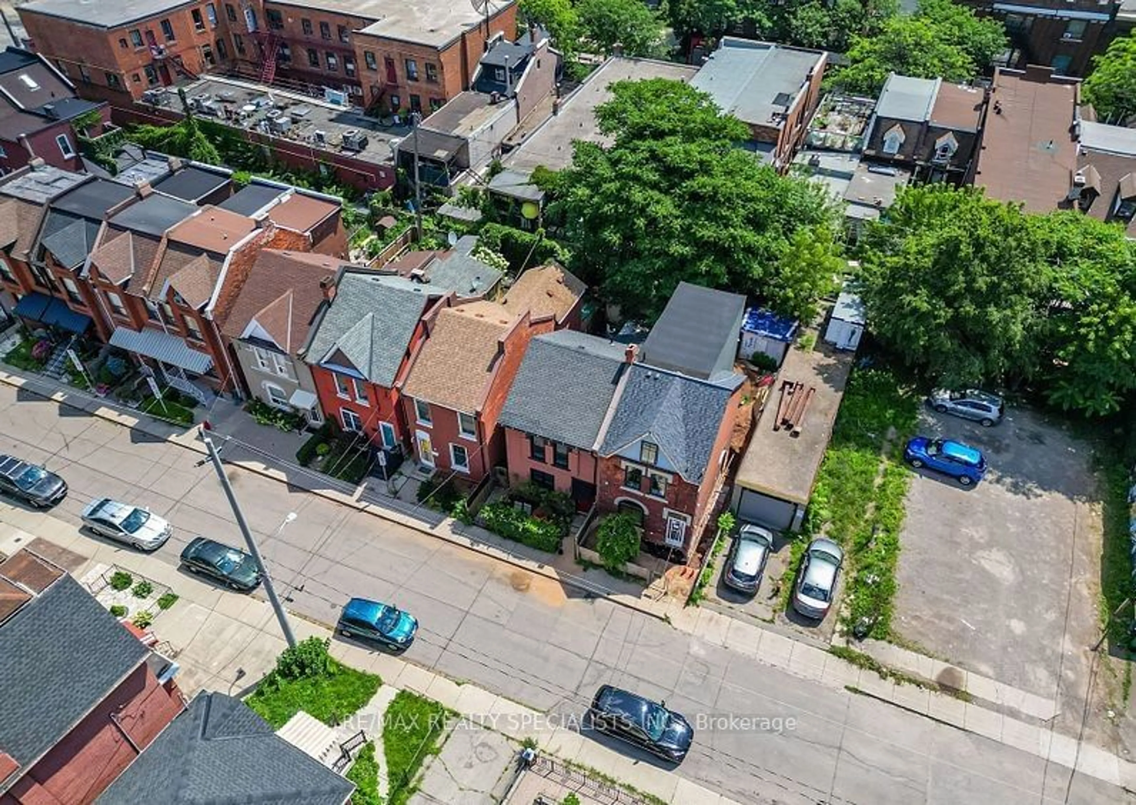 A pic from outside/outdoor area/front of a property/back of a property/a pic from drone, street for 21 Severn St, Hamilton Ontario L8R 2L5