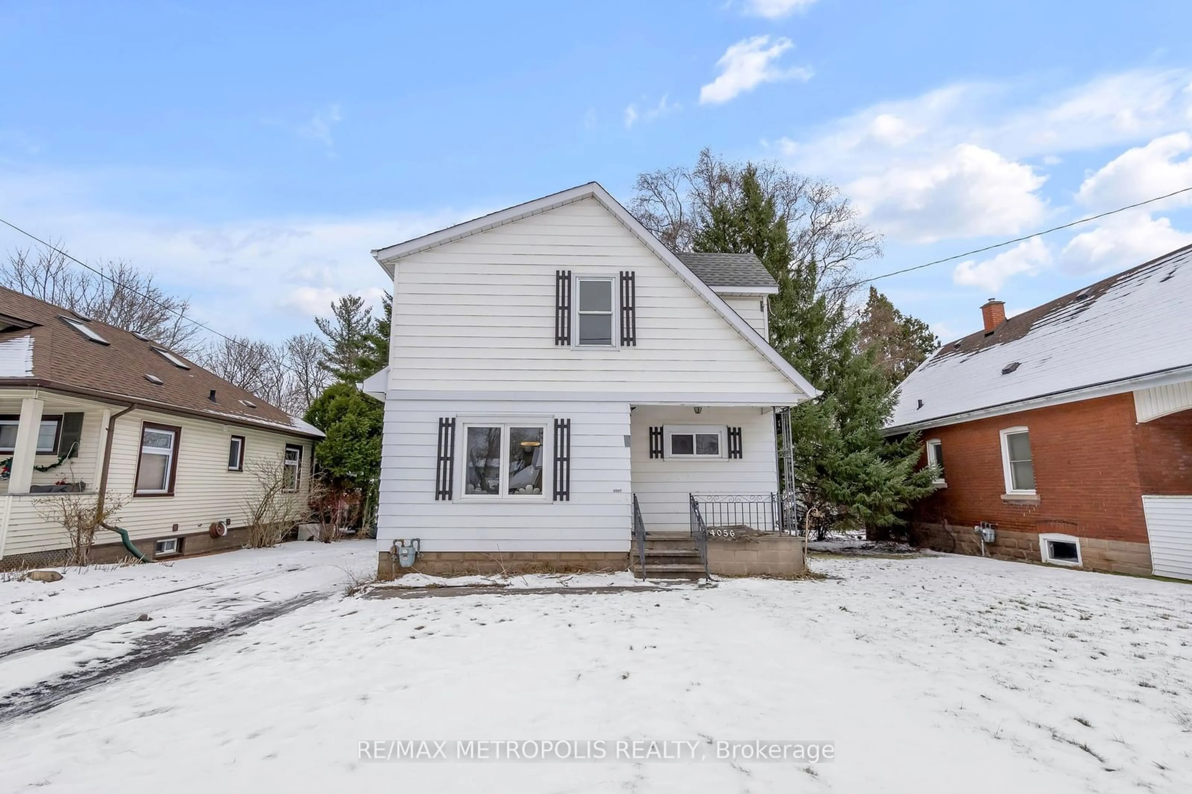 A pic from outside/outdoor area/front of a property/back of a property/a pic from drone, street for 4056 Longhurst Ave, Niagara Falls Ontario L2E 6G6