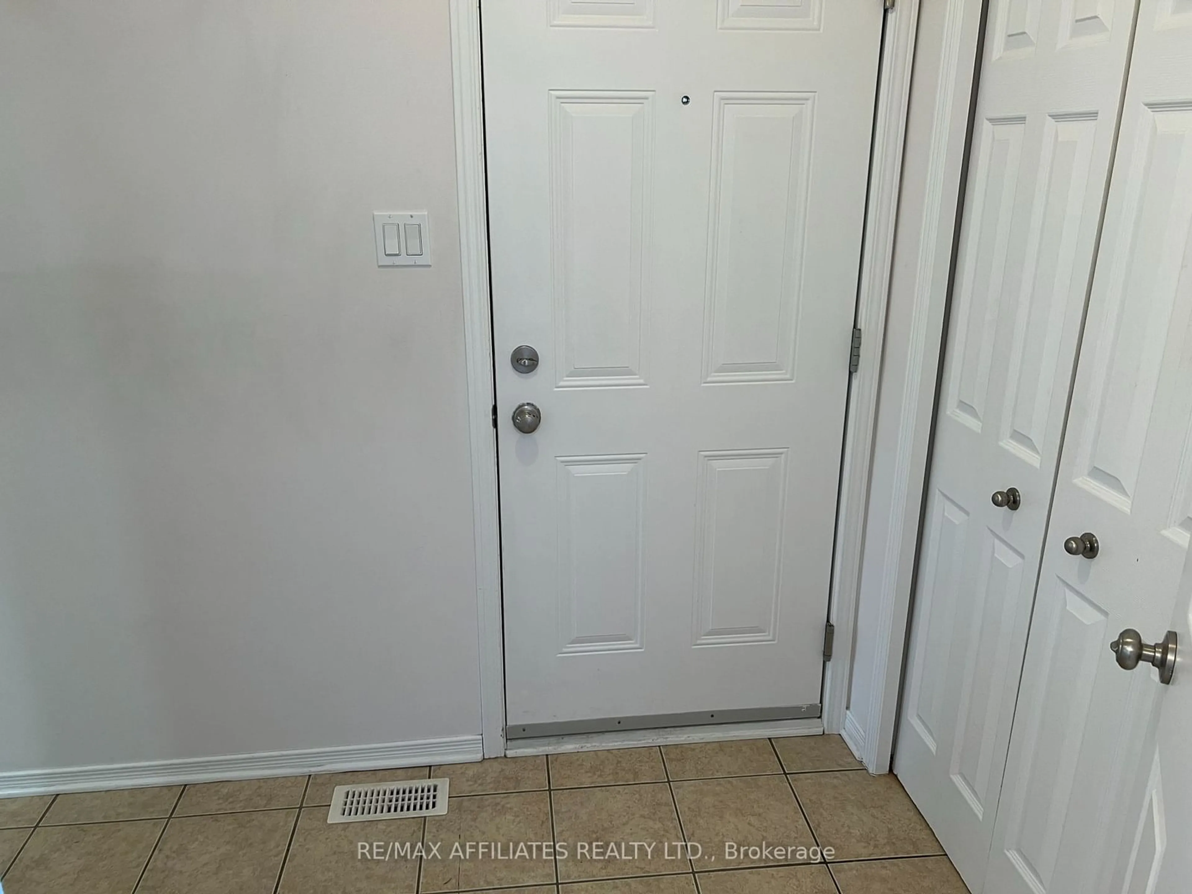 Indoor entryway for 279 Fir Lane, North Grenville Ontario K0G 1J0