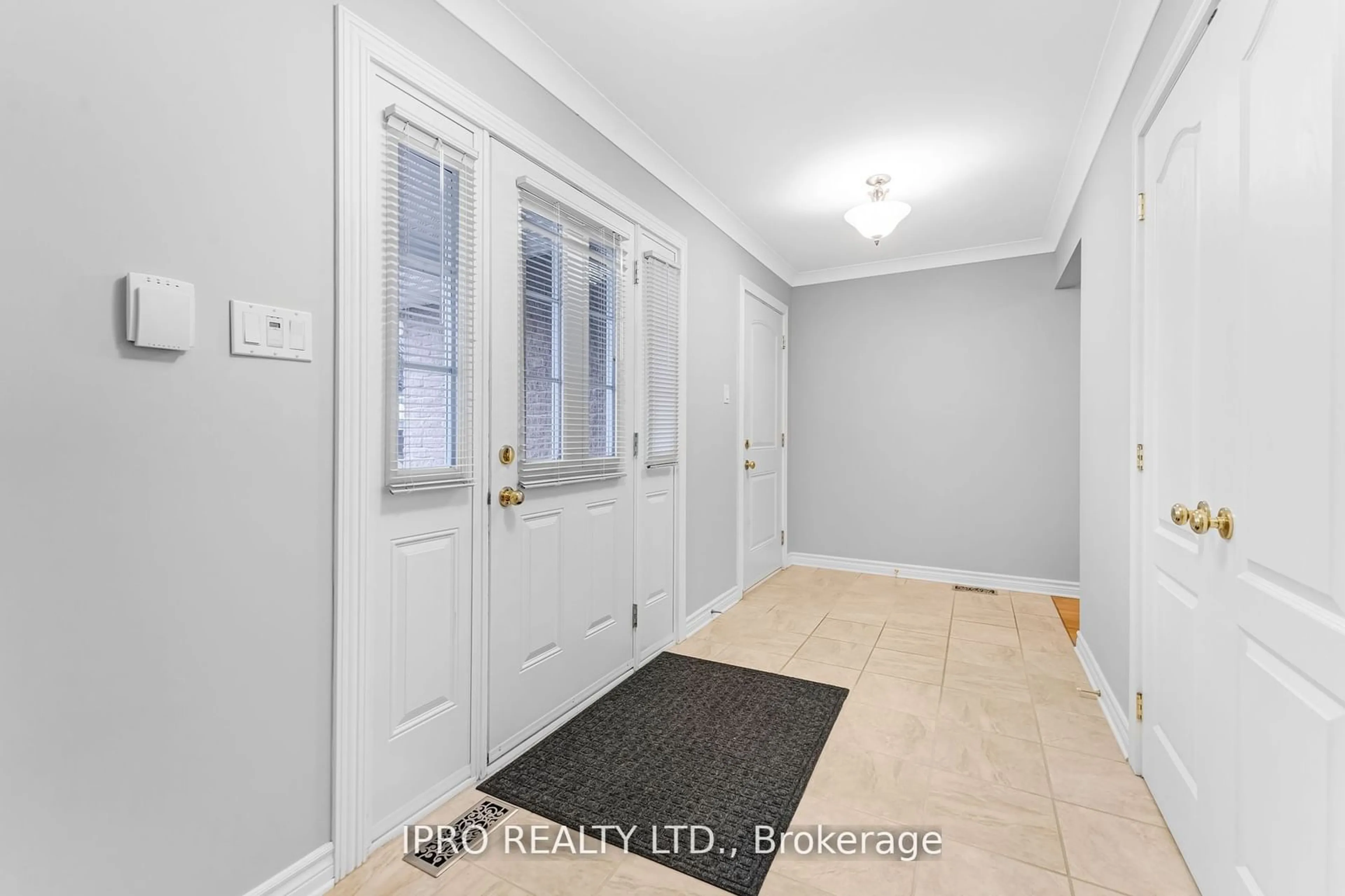 Indoor entryway for 544 Dean Dr, Cornwall Ontario K6H 7H7