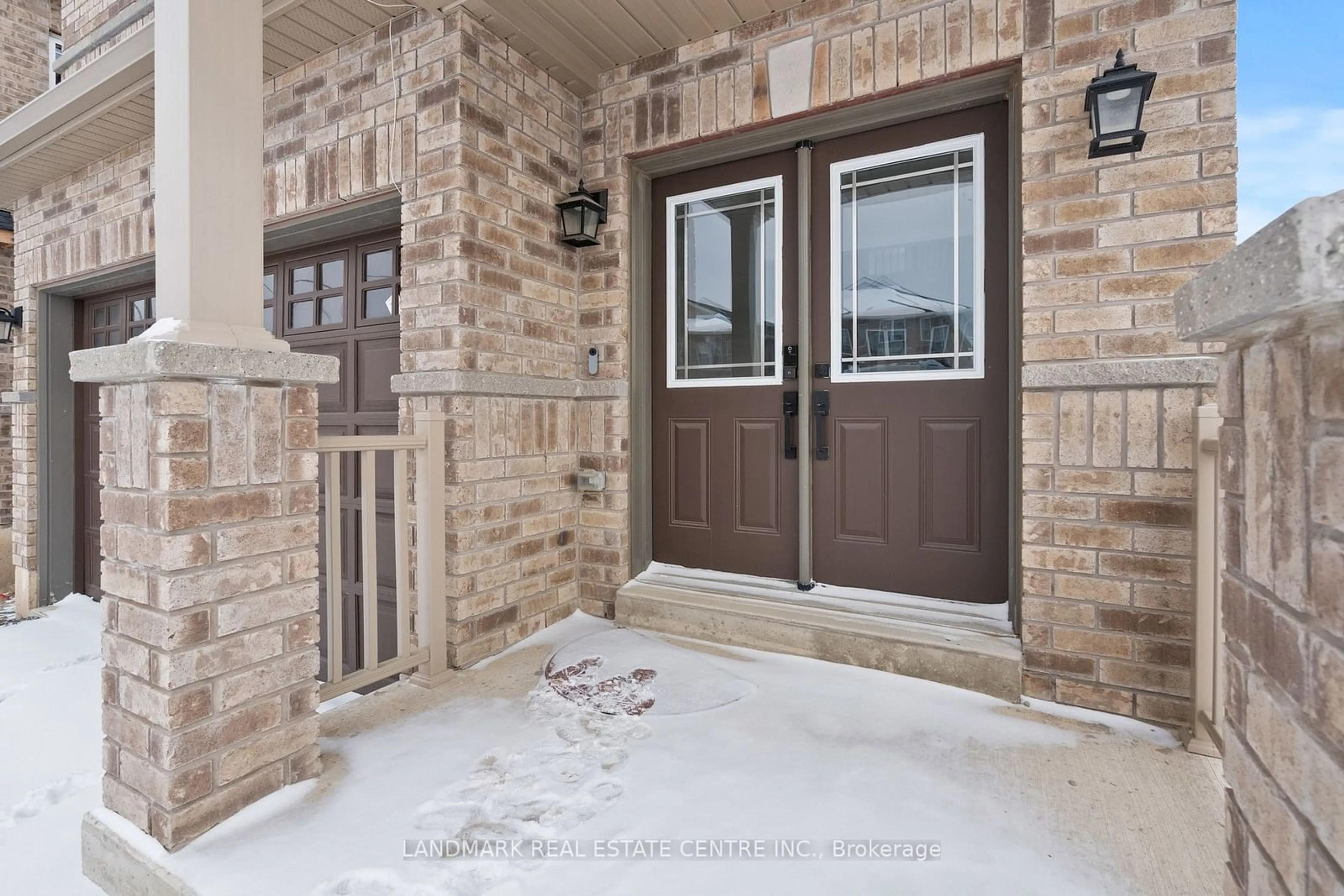 Indoor entryway for 96 Palace St, Thorold Ontario L2V 0M9