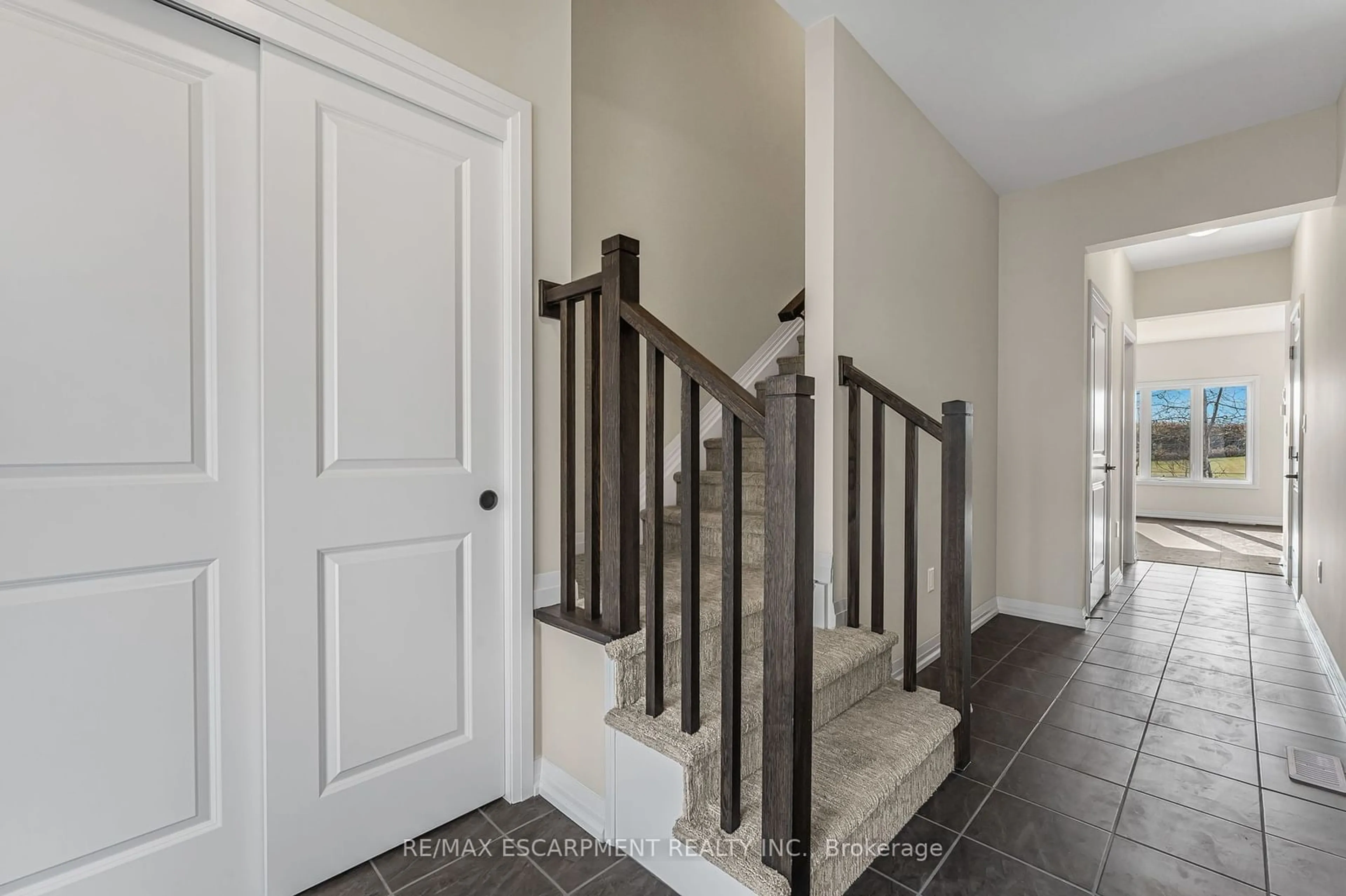 Indoor entryway for 142 Willson Dr, Thorold Ontario L3B 0A1