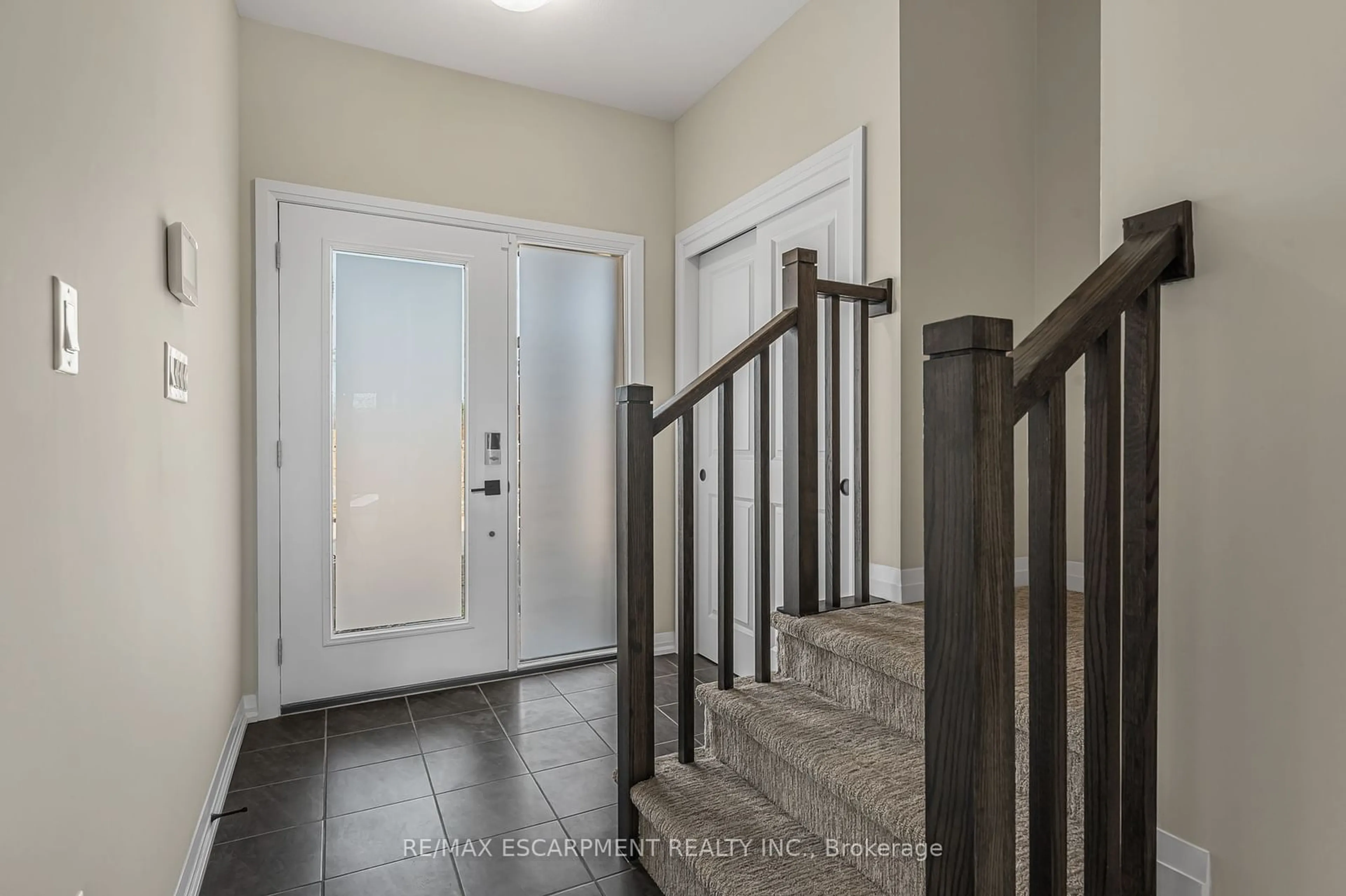 Indoor entryway for 142 Willson Dr, Thorold Ontario L3B 0A1