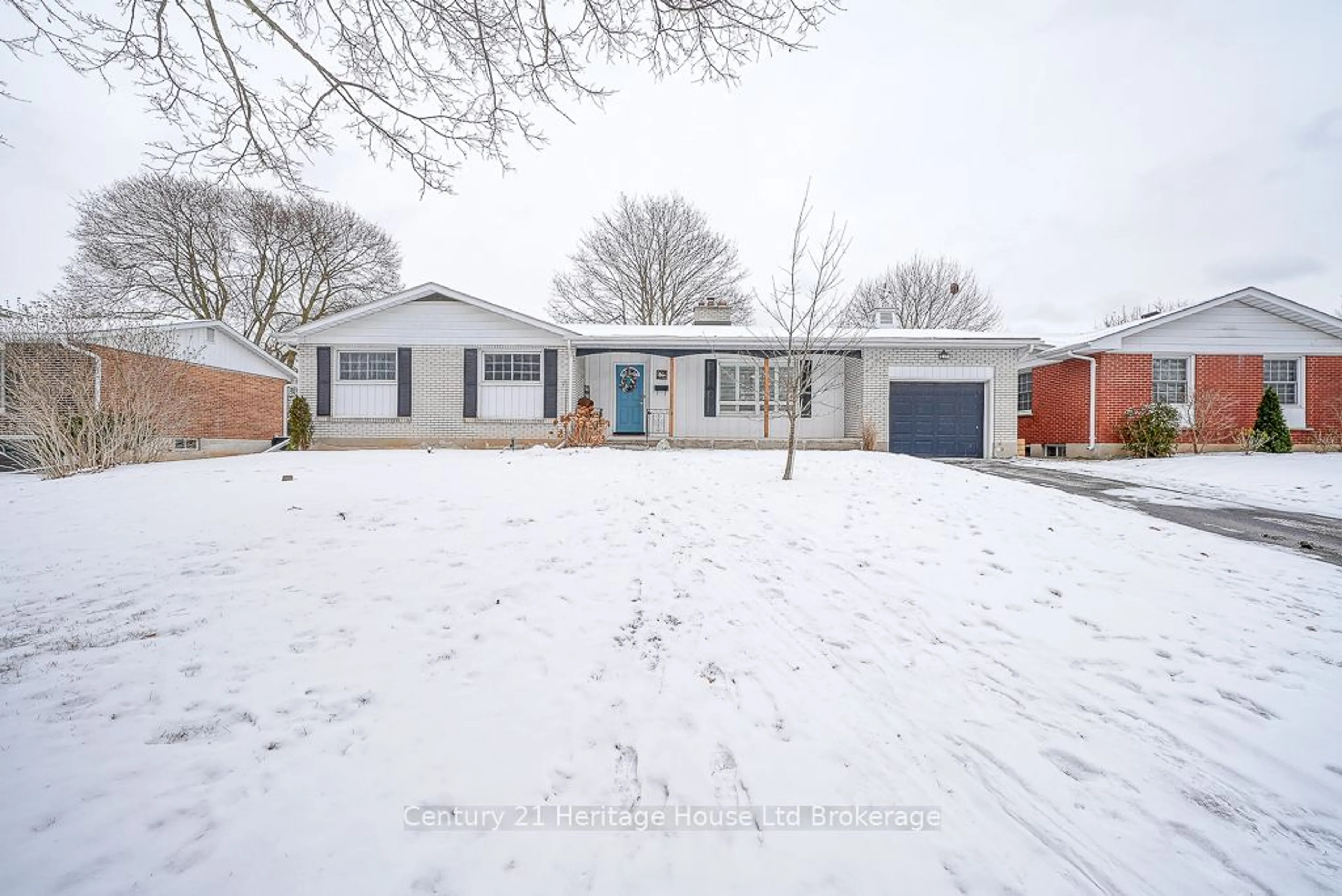 A pic from outside/outdoor area/front of a property/back of a property/a pic from drone, street for 19 Meadow Rd, Brantford Ontario N3R 3K9