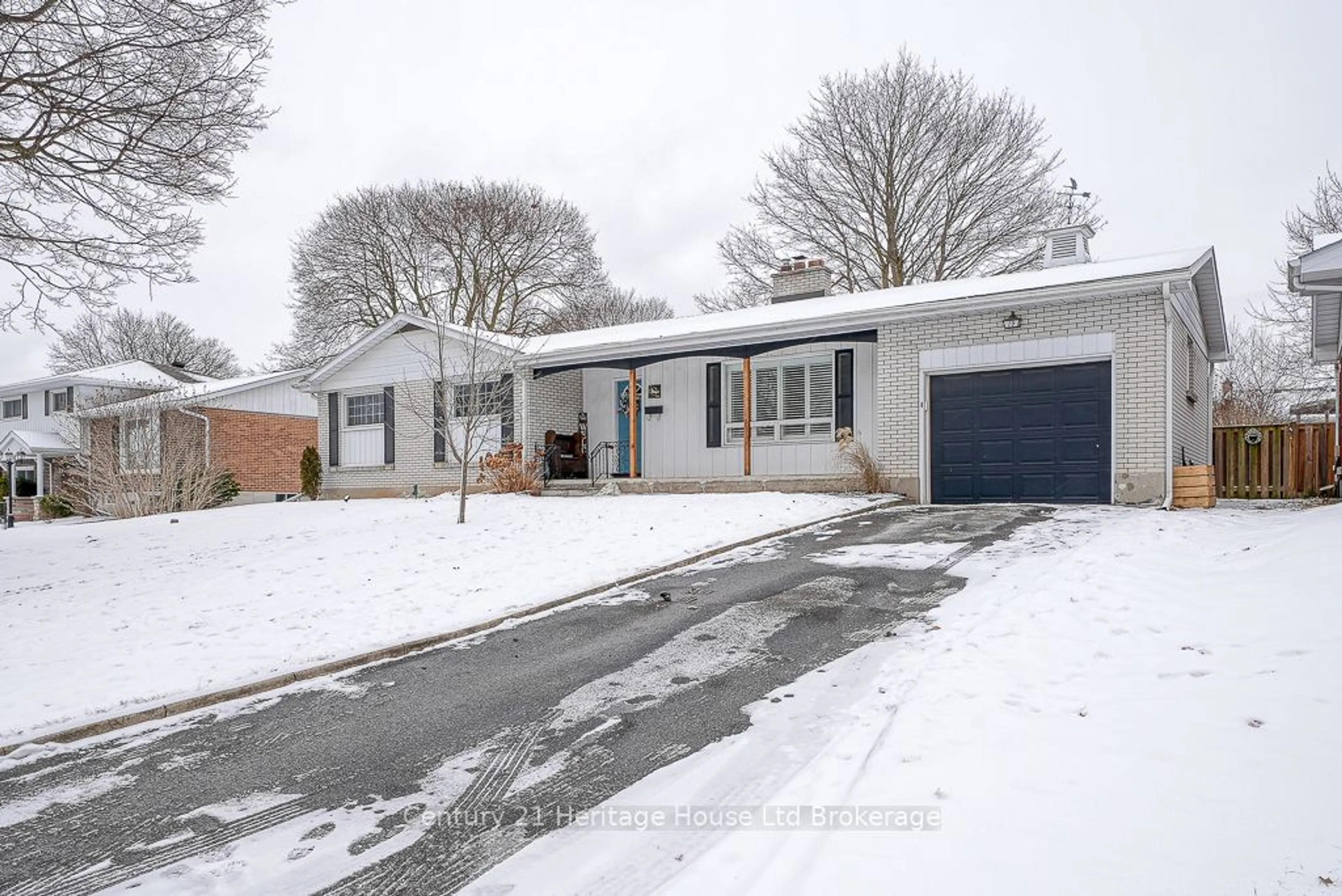 A pic from outside/outdoor area/front of a property/back of a property/a pic from drone, street for 19 Meadow Rd, Brantford Ontario N3R 3K9