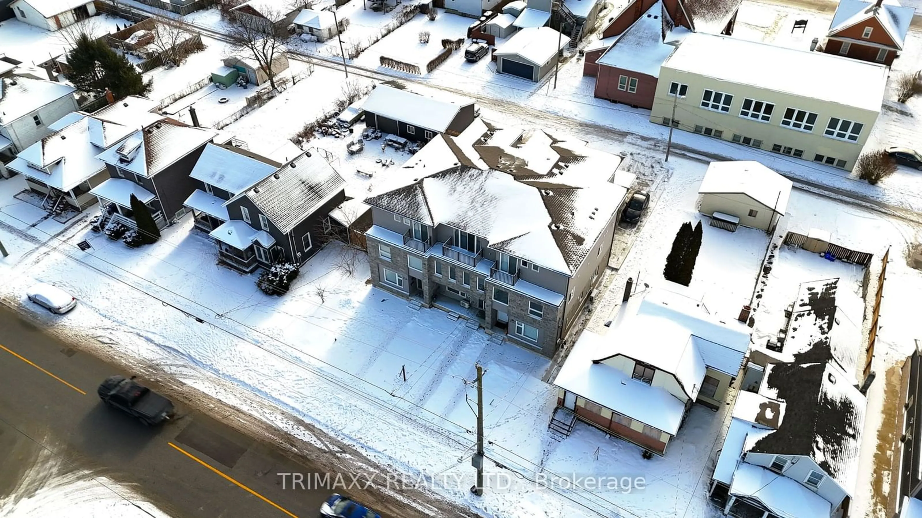 A pic from outside/outdoor area/front of a property/back of a property/a pic from drone, building for 25B Oakdale Ave, St. Catharines Ontario L2P 2B8