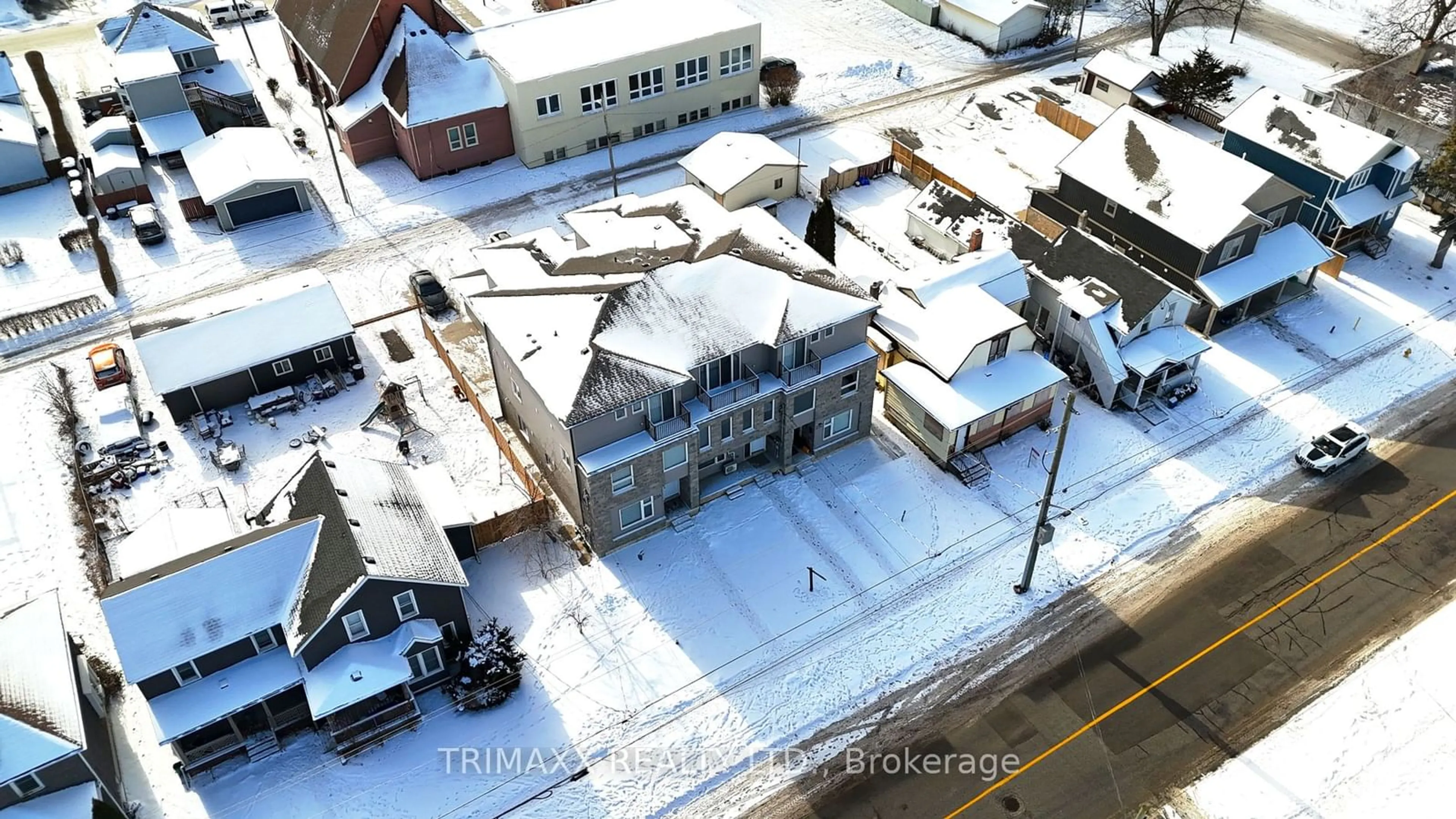 A pic from outside/outdoor area/front of a property/back of a property/a pic from drone, building for 25B Oakdale Ave, St. Catharines Ontario L2P 2B8