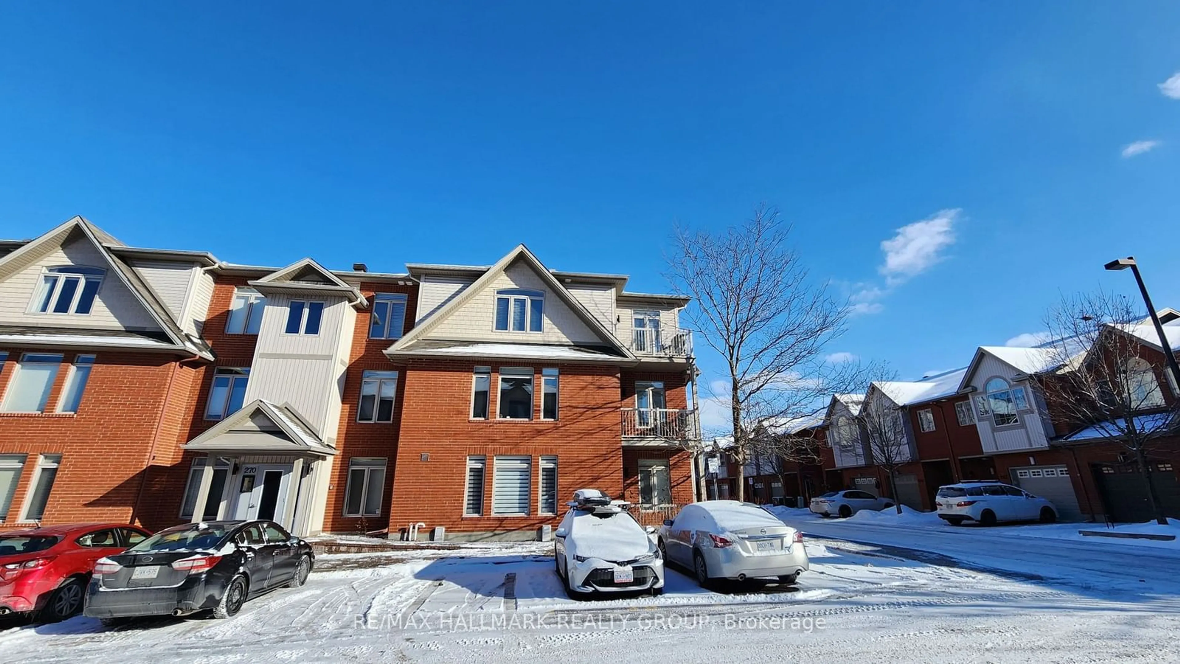 A pic from outside/outdoor area/front of a property/back of a property/a pic from drone, street for 270 MEILLEUR Pl #J, Vanier and Kingsview Park Ontario K1L 0A3