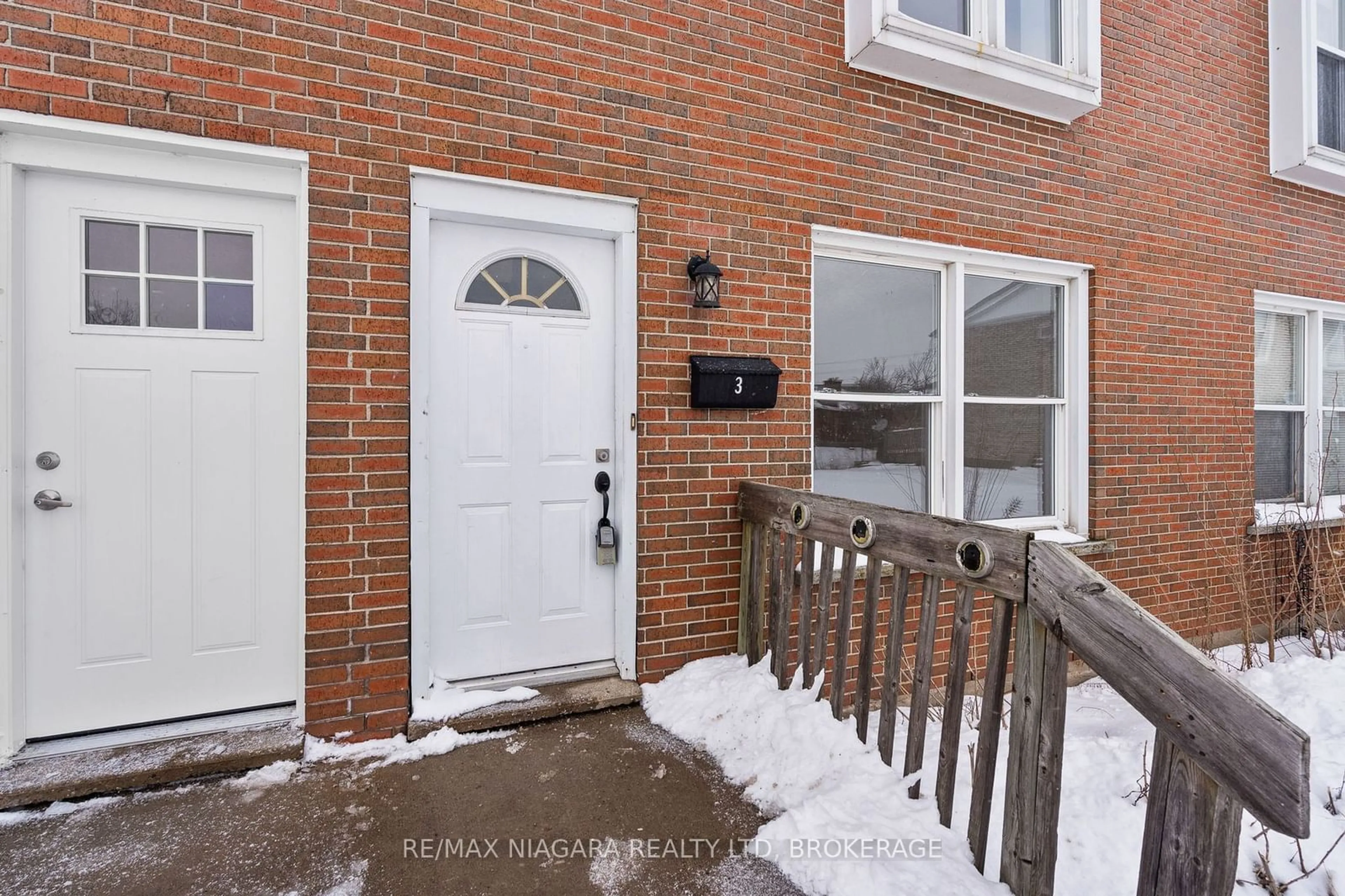 Indoor entryway for 254 BERTIE St #3, Fort Erie Ontario L2A 1Z6