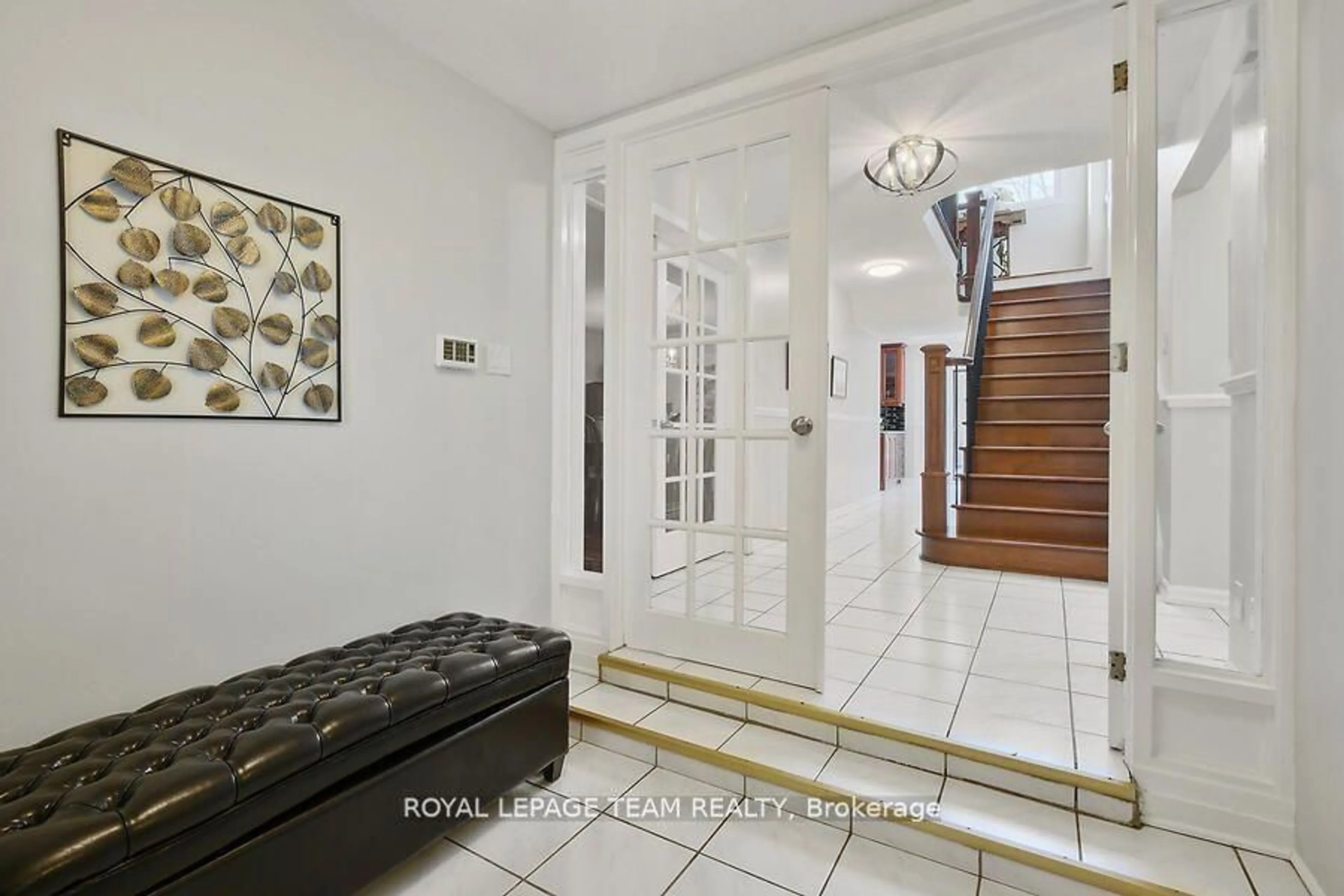 Indoor foyer for 1901 MONTEREAU Ave, Orleans - Convent Glen and Area Ontario K1C 5W9