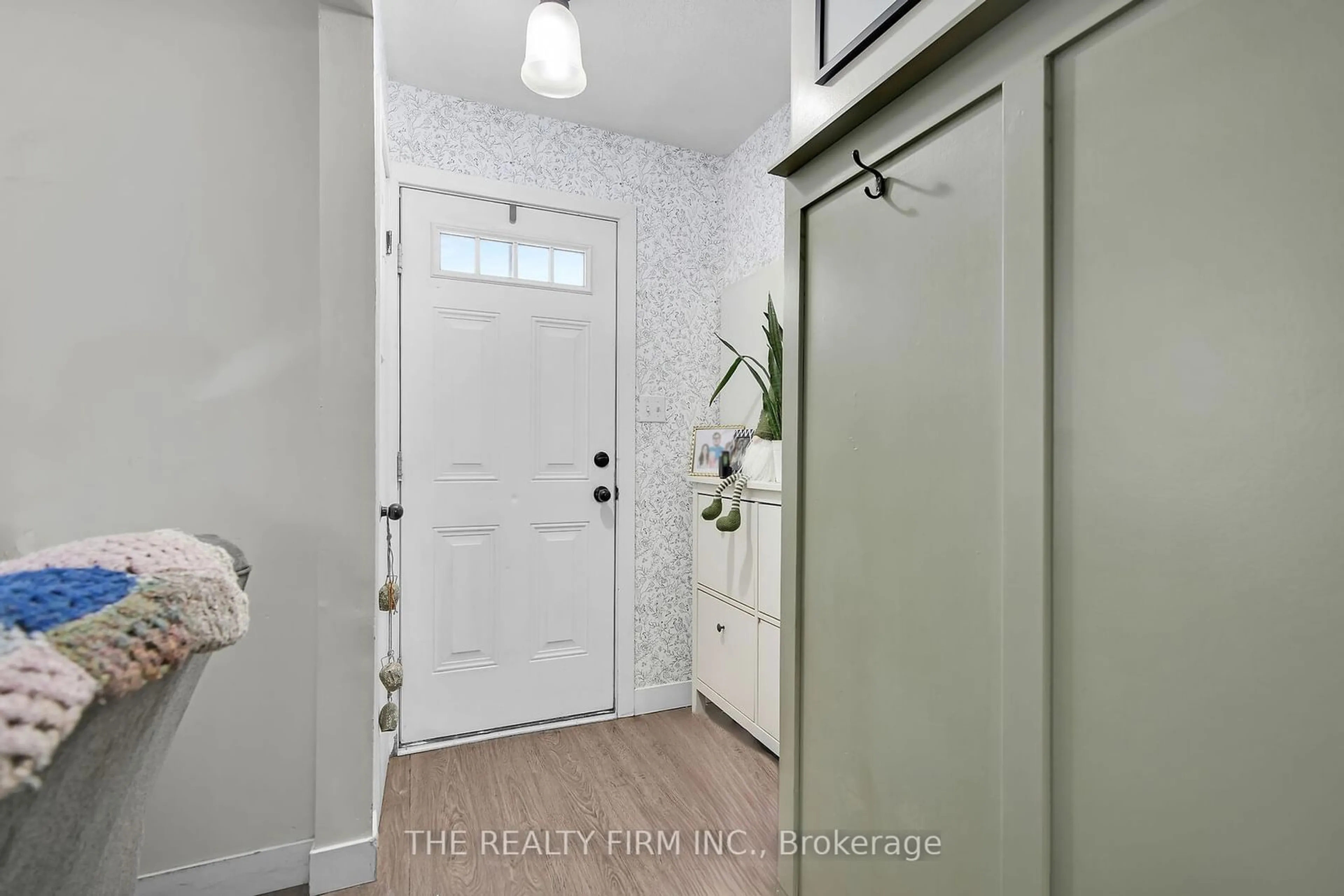 Indoor entryway for 20 Connaught Ave, London Ontario N5Y 3A3