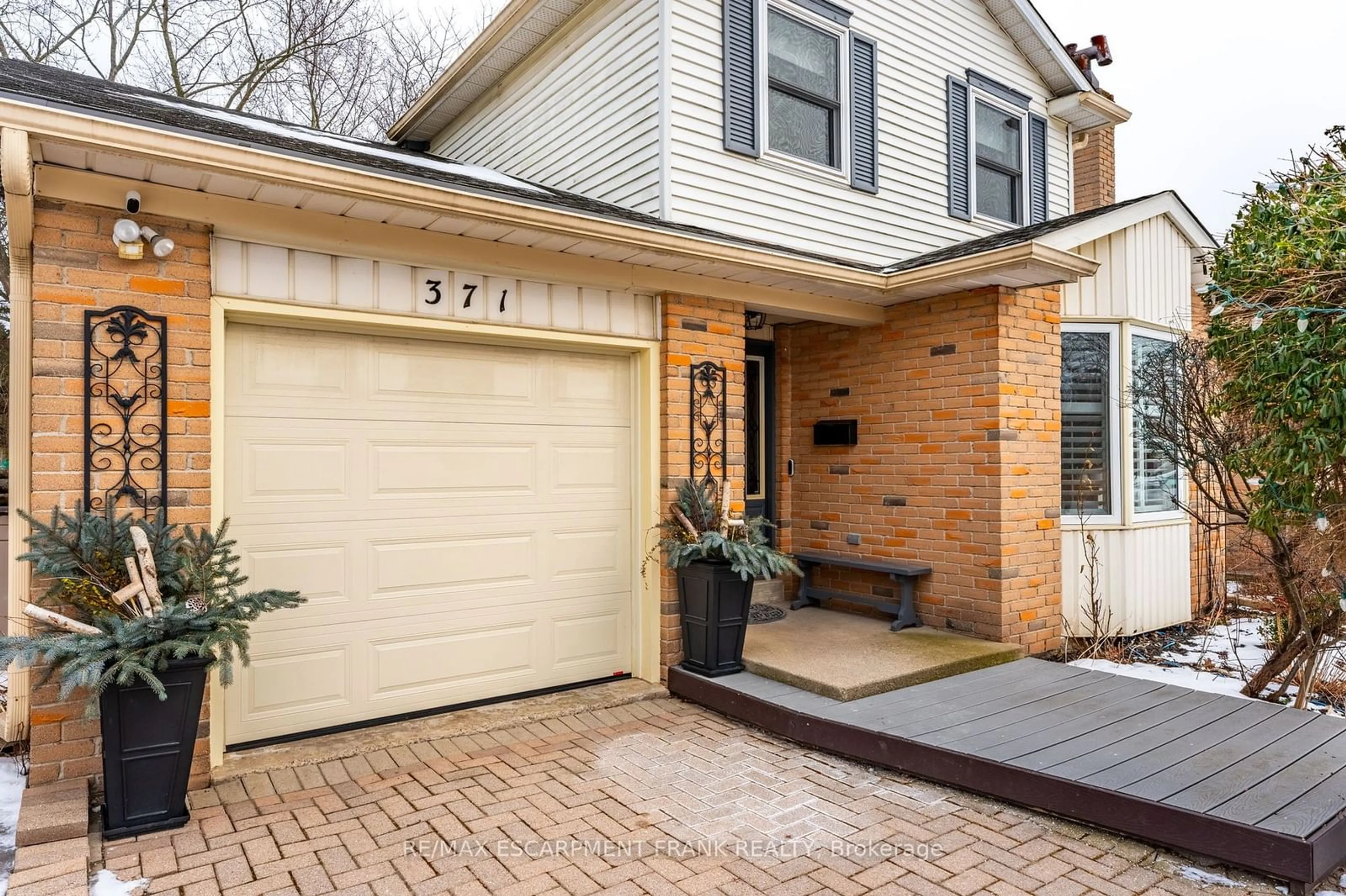 Home with brick exterior material, street for 371 Knightsbridge Cres, Hamilton Ontario L9G 4A5