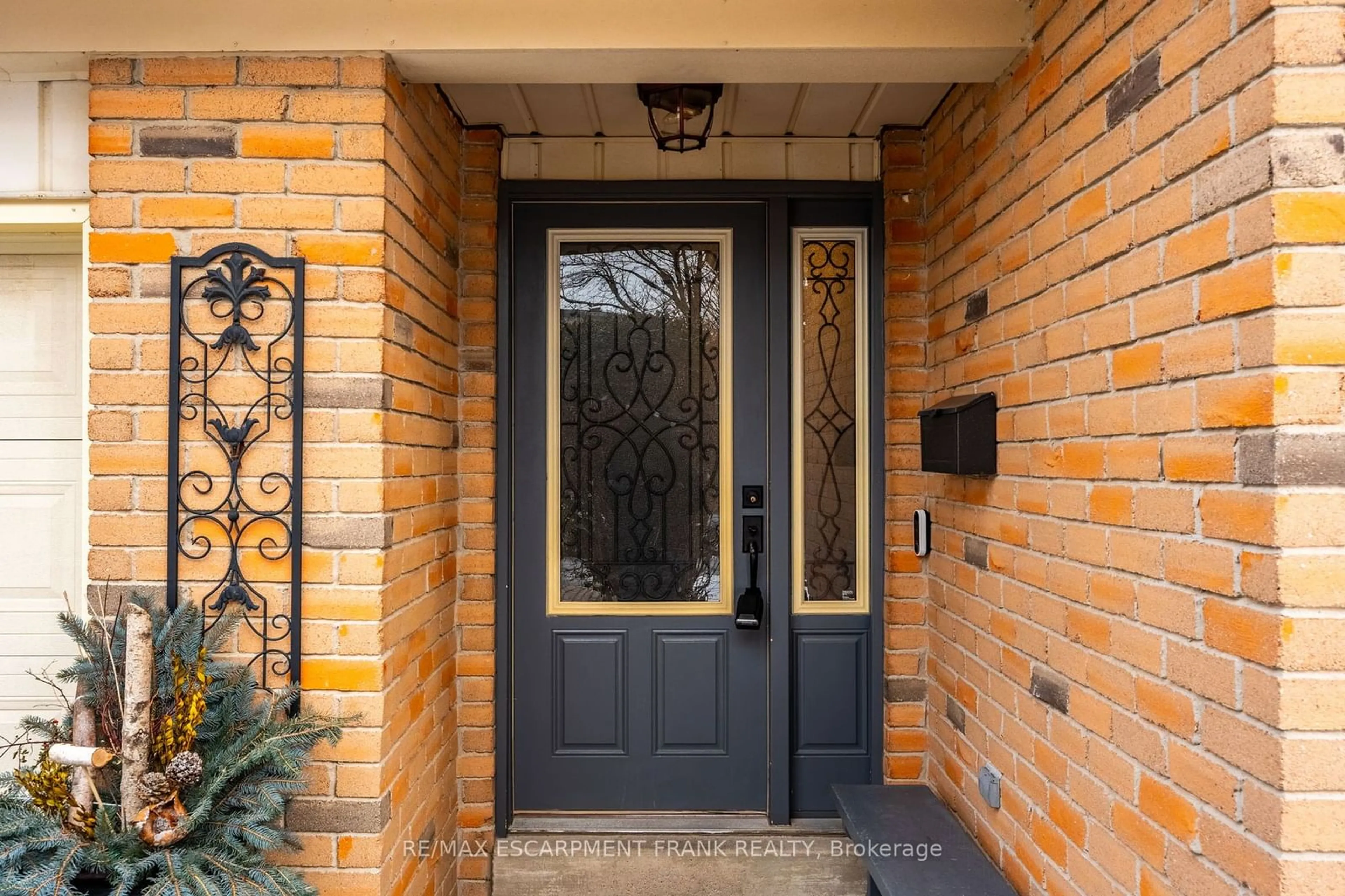 Indoor entryway for 371 Knightsbridge Cres, Hamilton Ontario L9G 4A5