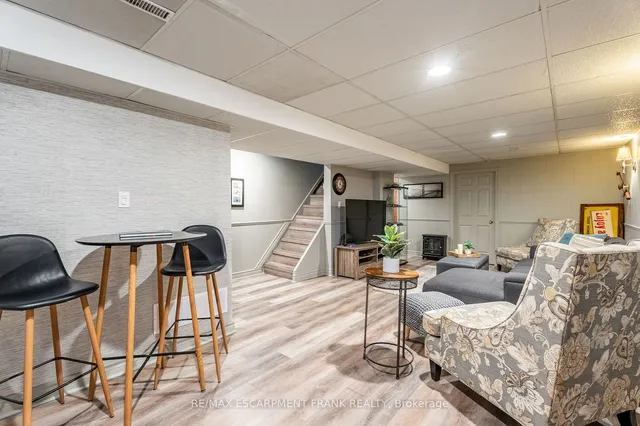 Additional property image - 371 Knightsbridge Cres