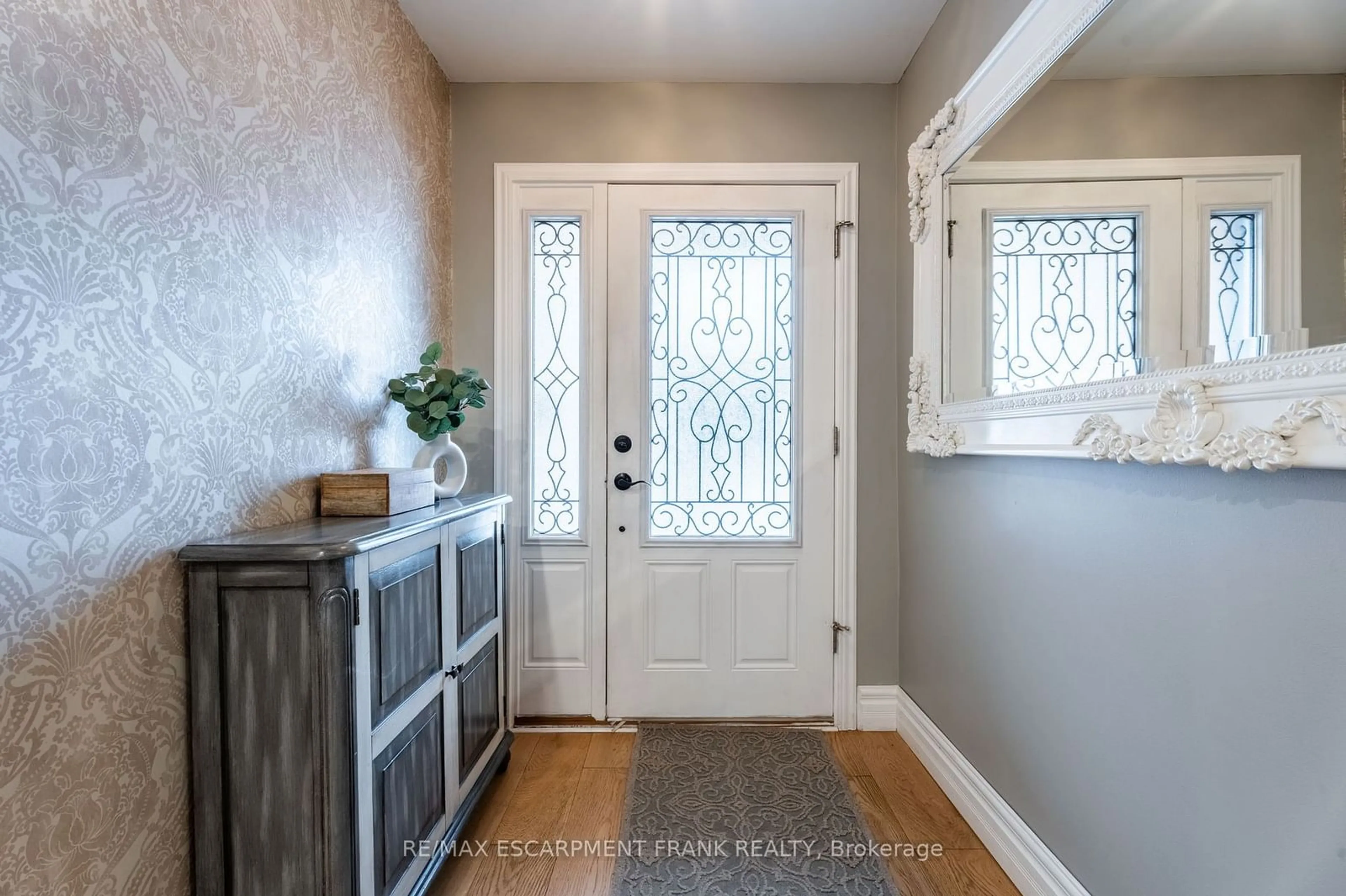 Indoor entryway for 371 Knightsbridge Cres, Hamilton Ontario L9G 4A5