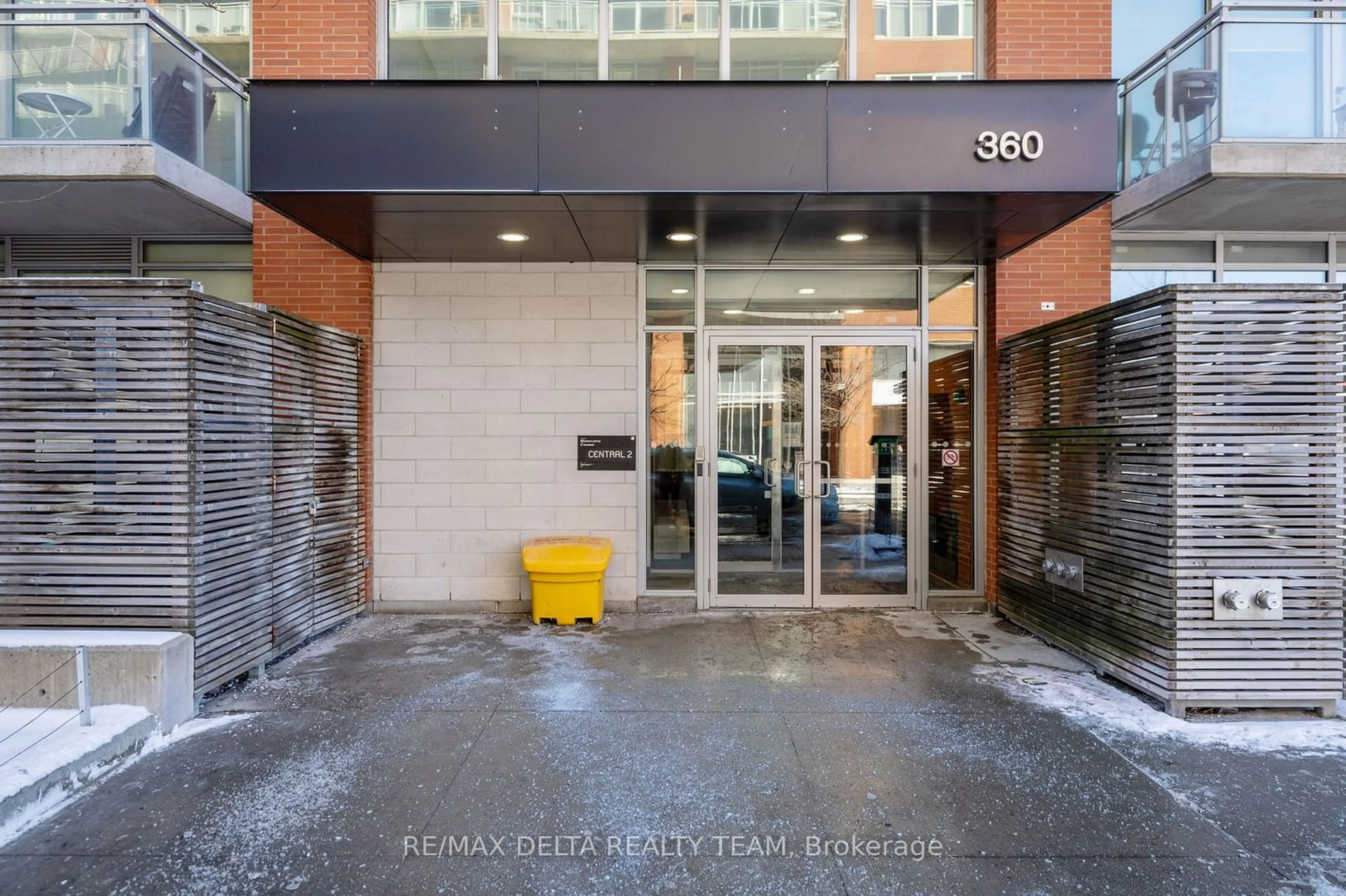 Indoor foyer for 360 mcleod St #410, Ottawa Centre Ontario K2P 1A9