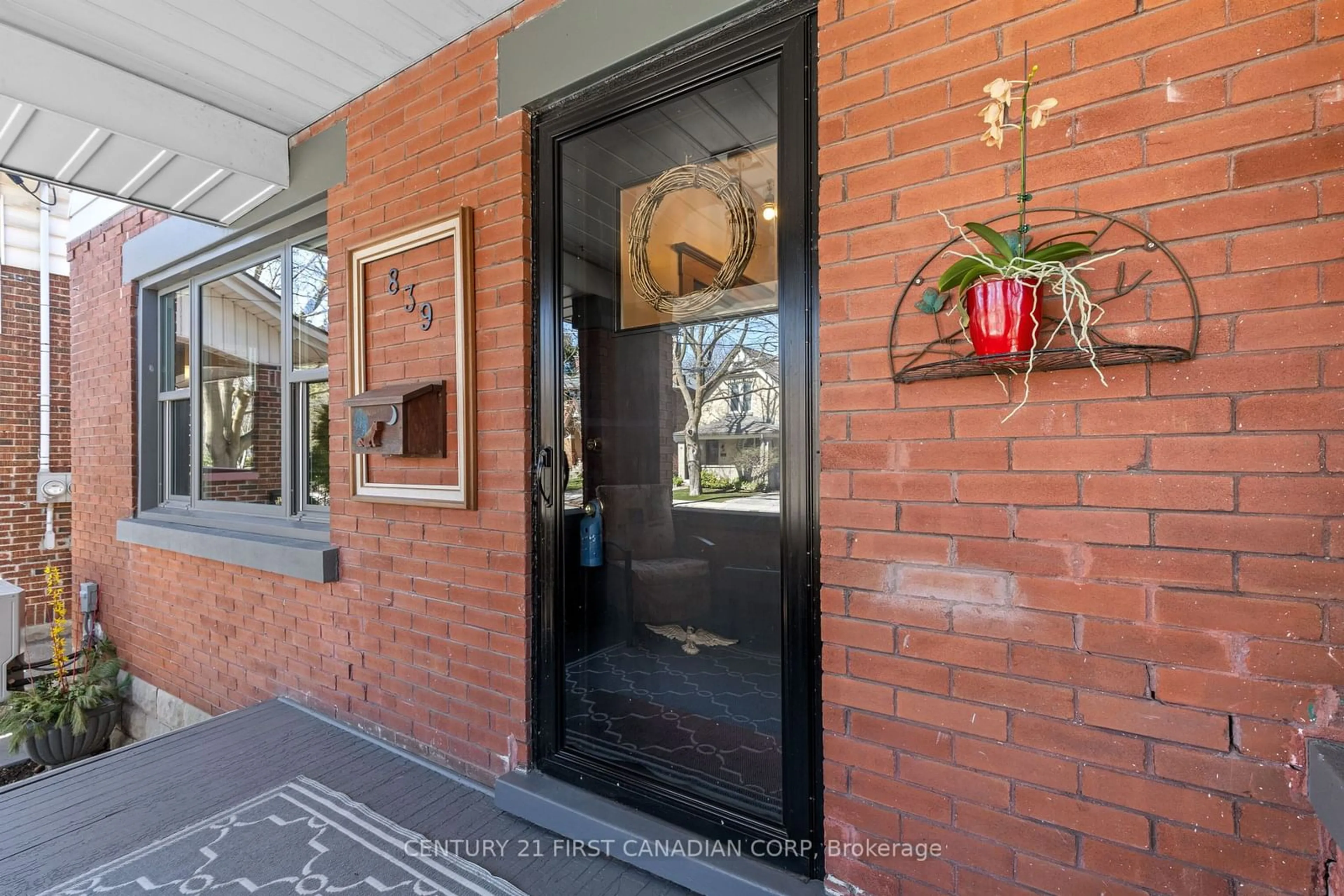 Indoor entryway for 839 Dufferin Ave, London Ontario N5W 3J9