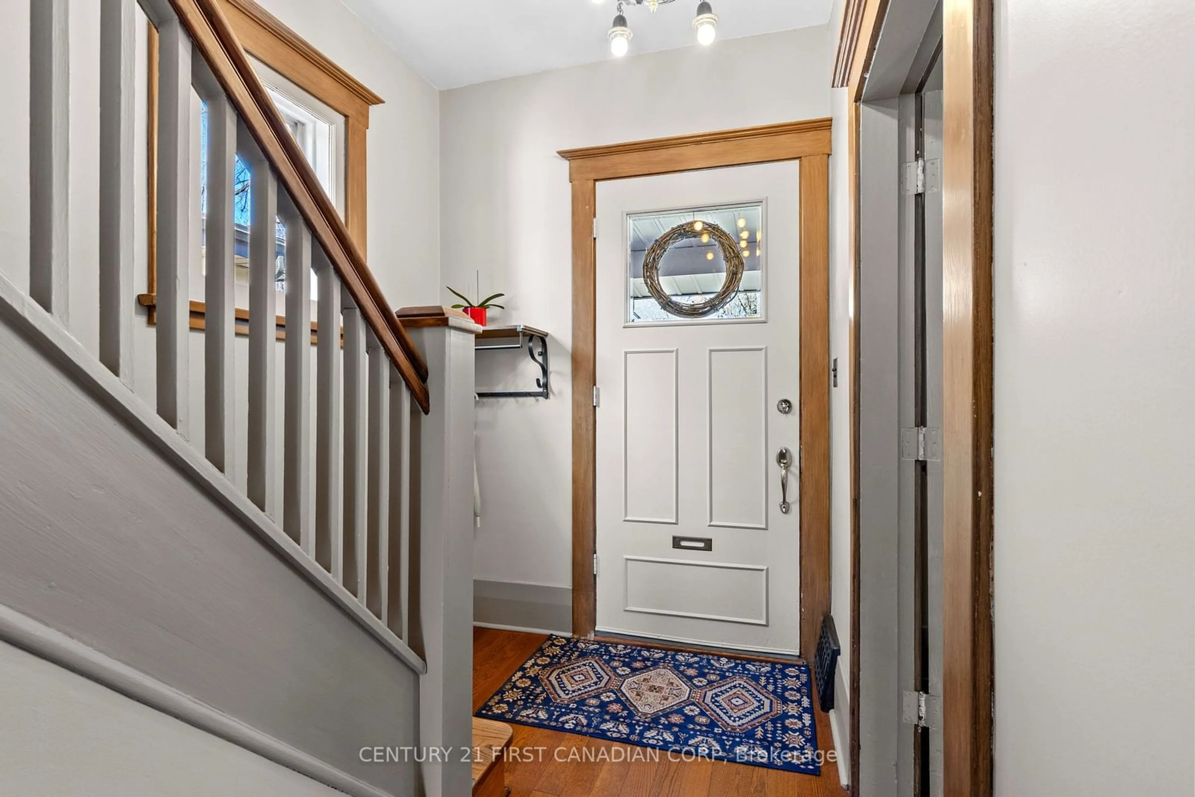 Indoor entryway for 839 Dufferin Ave, London Ontario N5W 3J9