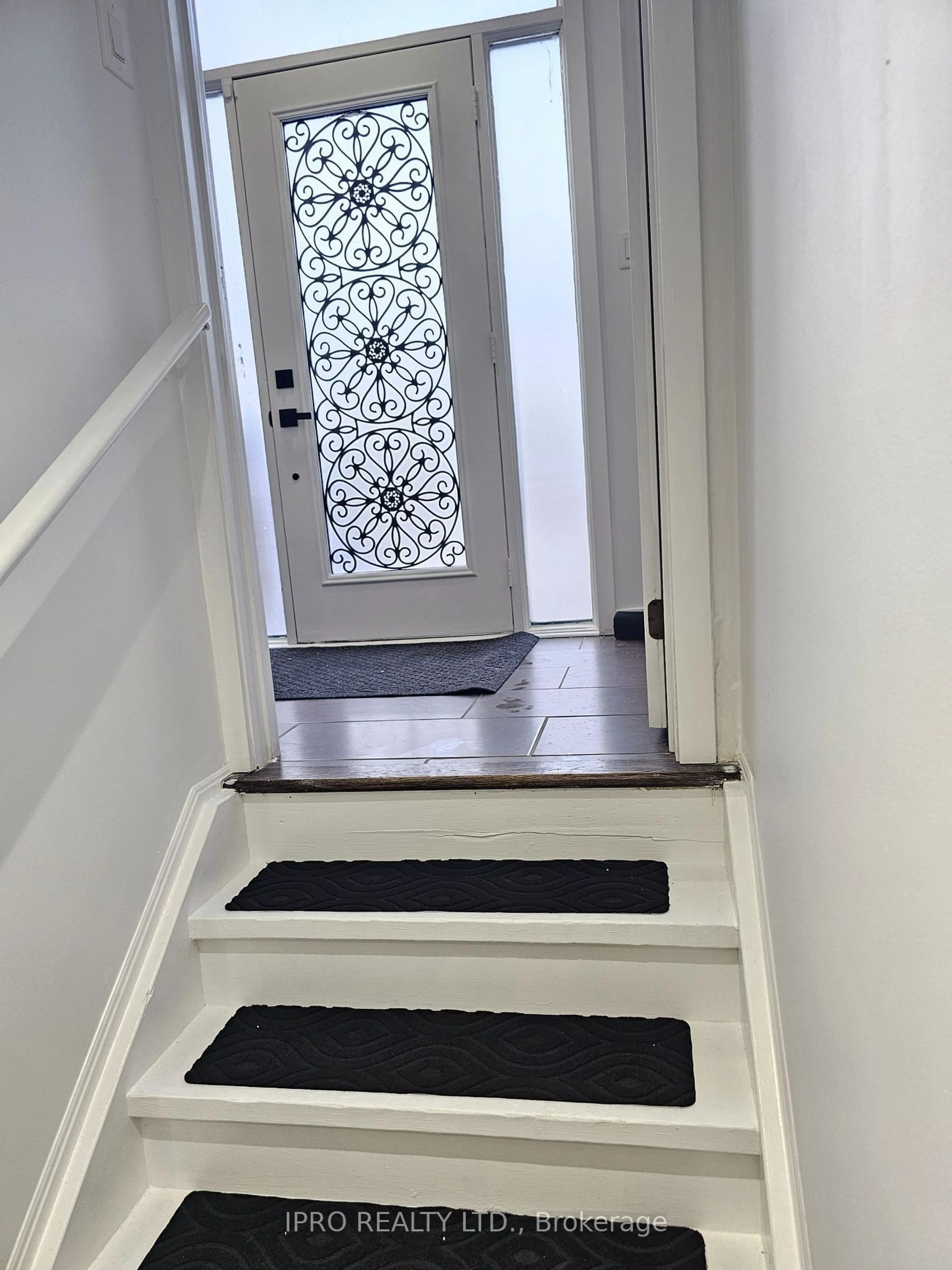 Indoor entryway for 128 Crafter Cres, Hamilton Ontario L8J 0H8