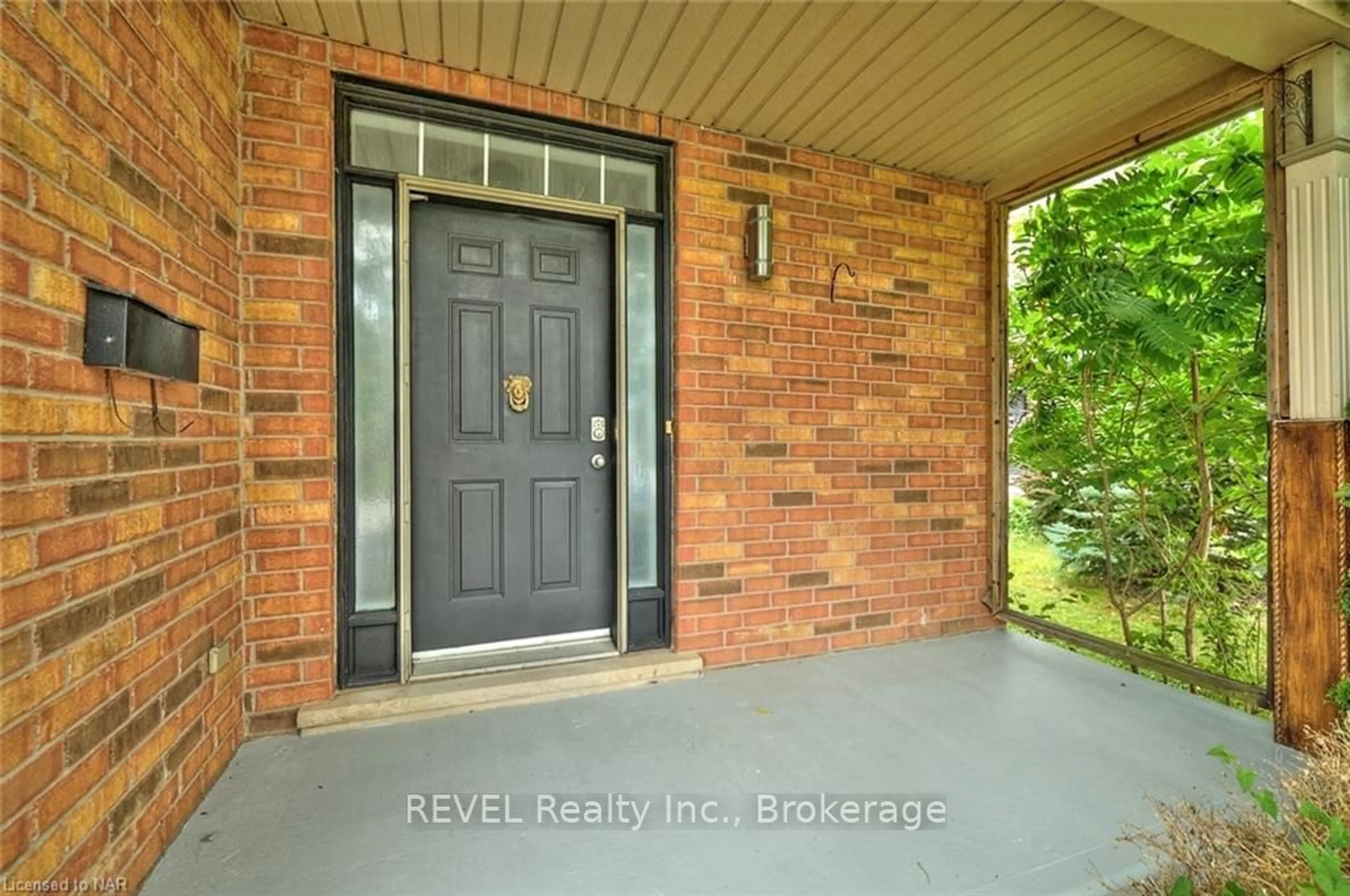 Indoor entryway for 36 NATALIE Crt, Thorold Ontario L2V 5C6