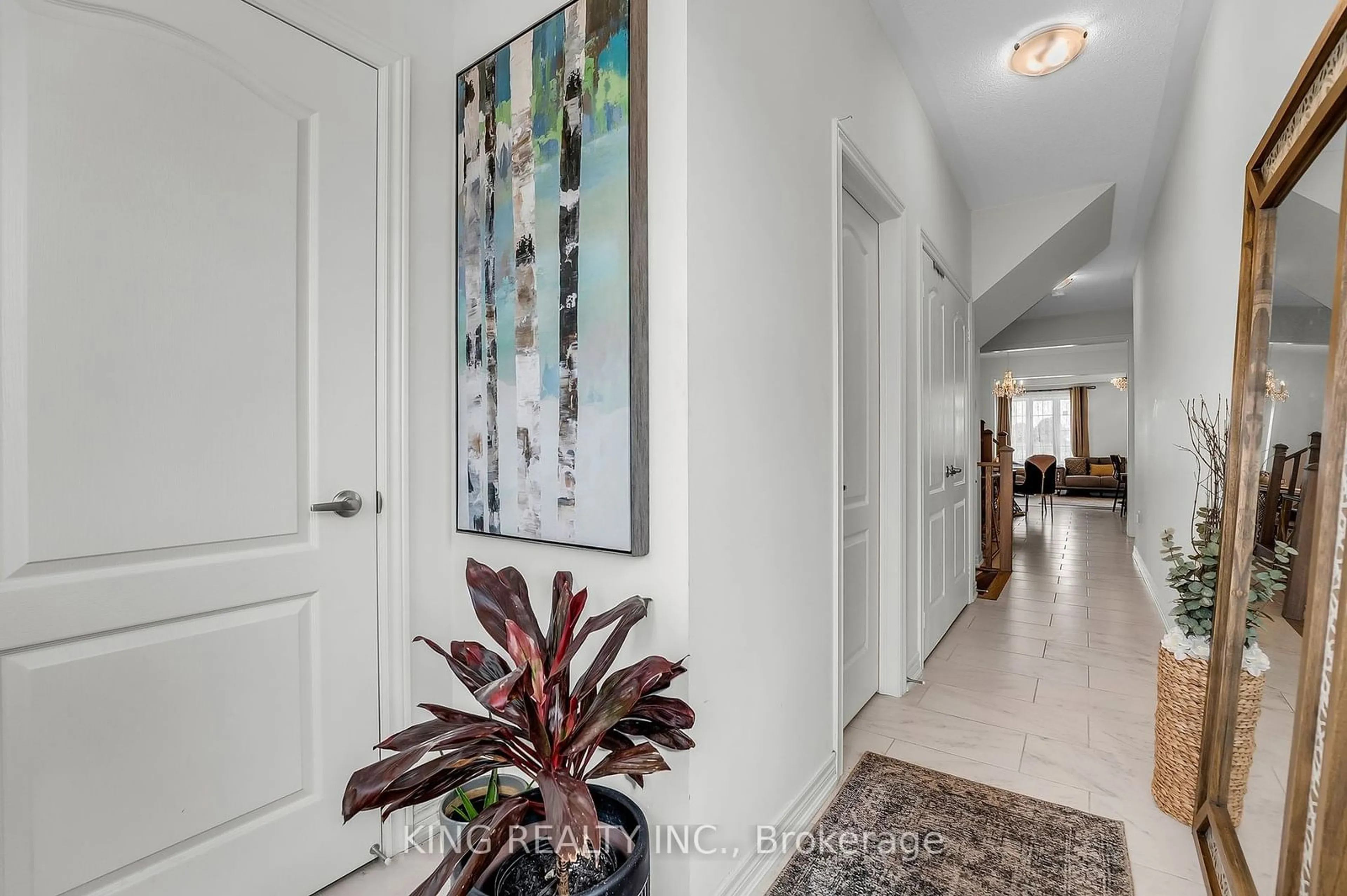 Indoor entryway for 22 Holcomb Terr, Hamilton Ontario L8B 1Z8